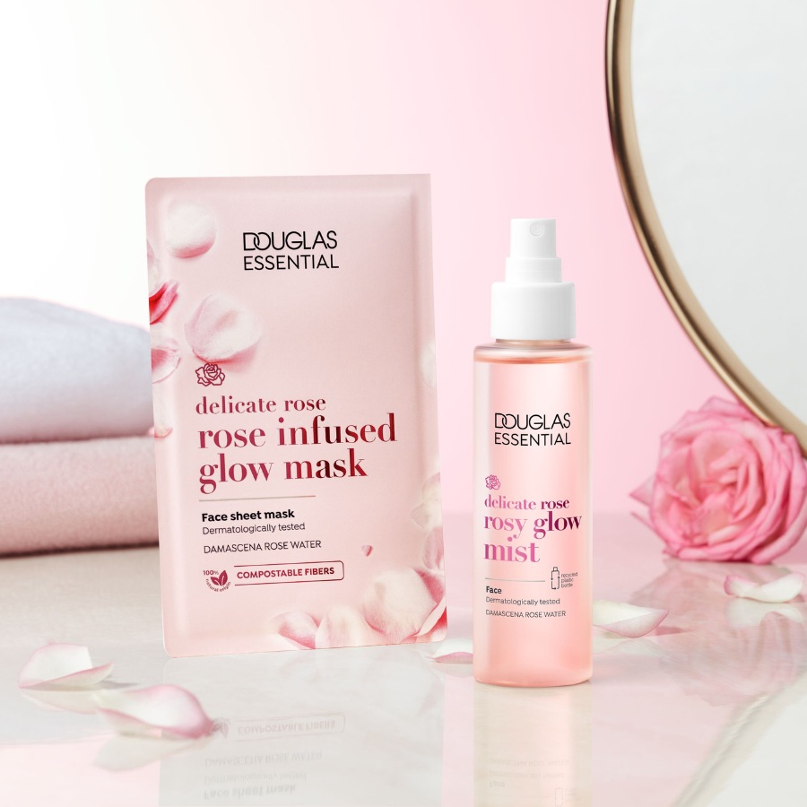 Delikatna maska w płachcie Douglas Essential z wodą różaną Damascena i mgiełka do twarzy w różowym opakowaniu zapewniające promienny wygląd.