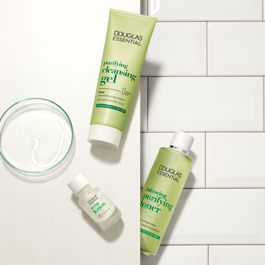 Kolekcja Douglas Essential do pielęgnacji skóry tłustej i mieszanej: żel oczyszczający, tonik i lotion, zapewniające kompleksową pielęgnację.