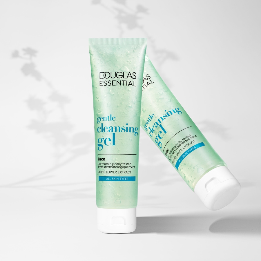 Dwa turkusowe opakowania żelu do mycia twarzy Douglas Essential Gentle Cleansing Gel z ekstraktem z bławatka, przeznaczonego do każdego rodzaju skóry.