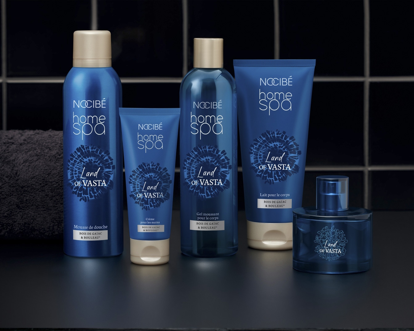 Découvrez la gamme Home Spa de Nocibé Land of Vasta, comprenant une mousse de douche, une crème pour les mains, un gel moussant pour le corps et un lait pour le corps, le tout infusé des senteurs boisées de gaïac et de bouleau.