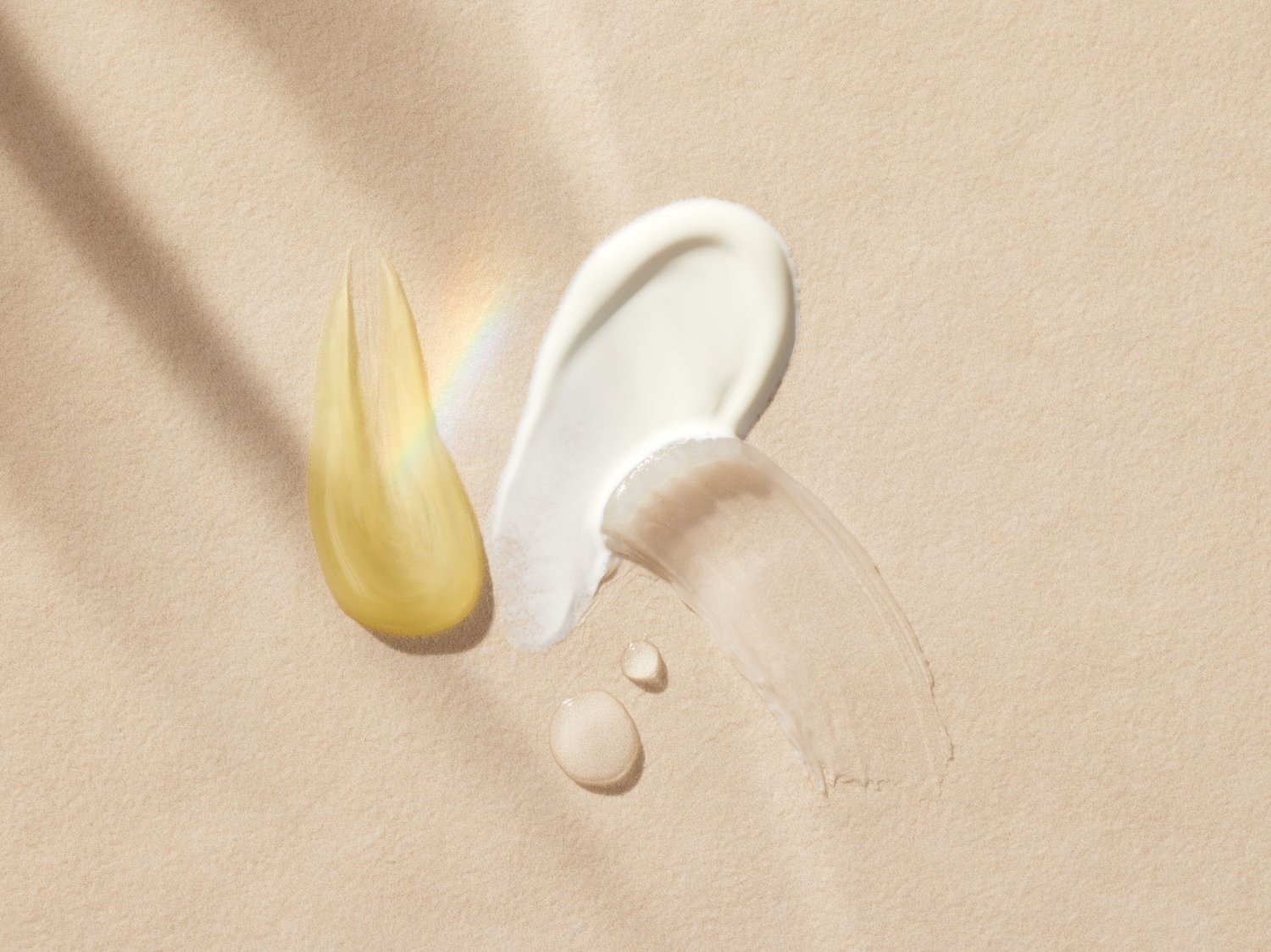 Arany, fehér és bézs színű kozmetikai termékek textúrái láthatók világos bézs háttéren, amelyek különböző bőrápolási termékek lehetnek.