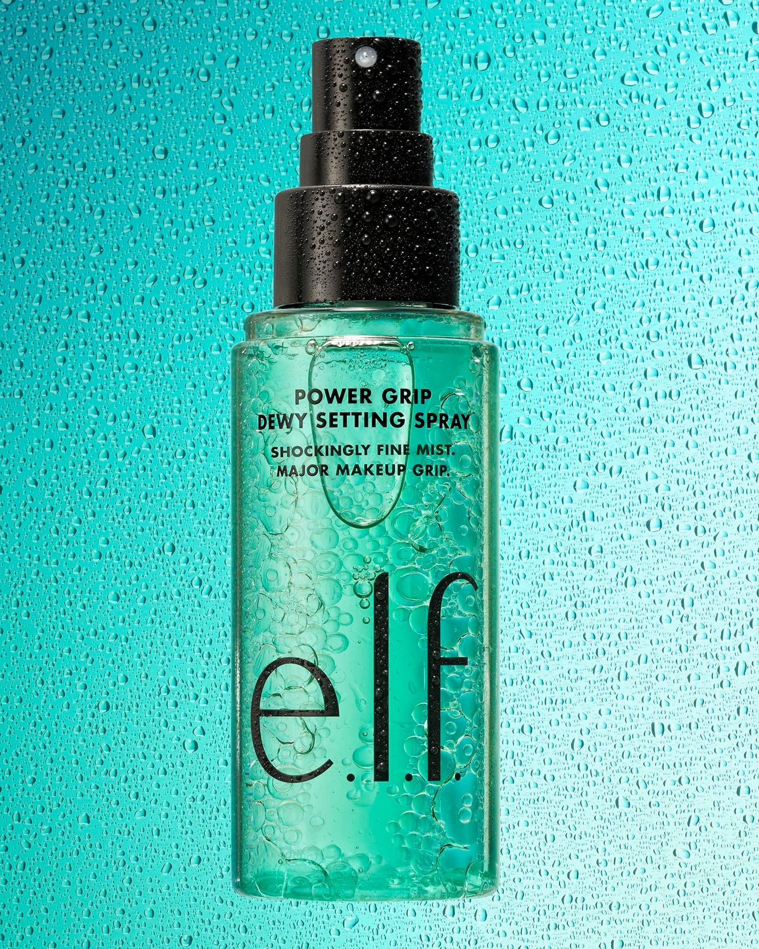 De transparante fles e.l.f. Power Grip Dewy Setting Spray heeft een zwarte spuitkop en is bedekt met kleine waterdruppels, wat zorgt voor een verfrissende en hydraterende finish.