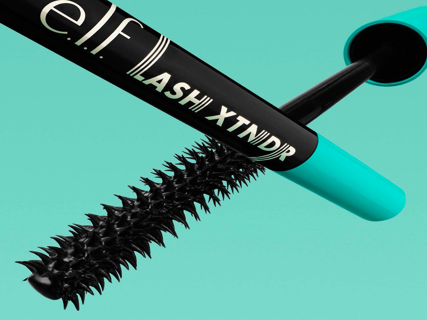 De e.l.f. Lash XTNDR mascara heeft een zwarte formule en een borsteltje met korte, puntige borstelhaartjes voor het verlengen en definiëren van de wimpers.