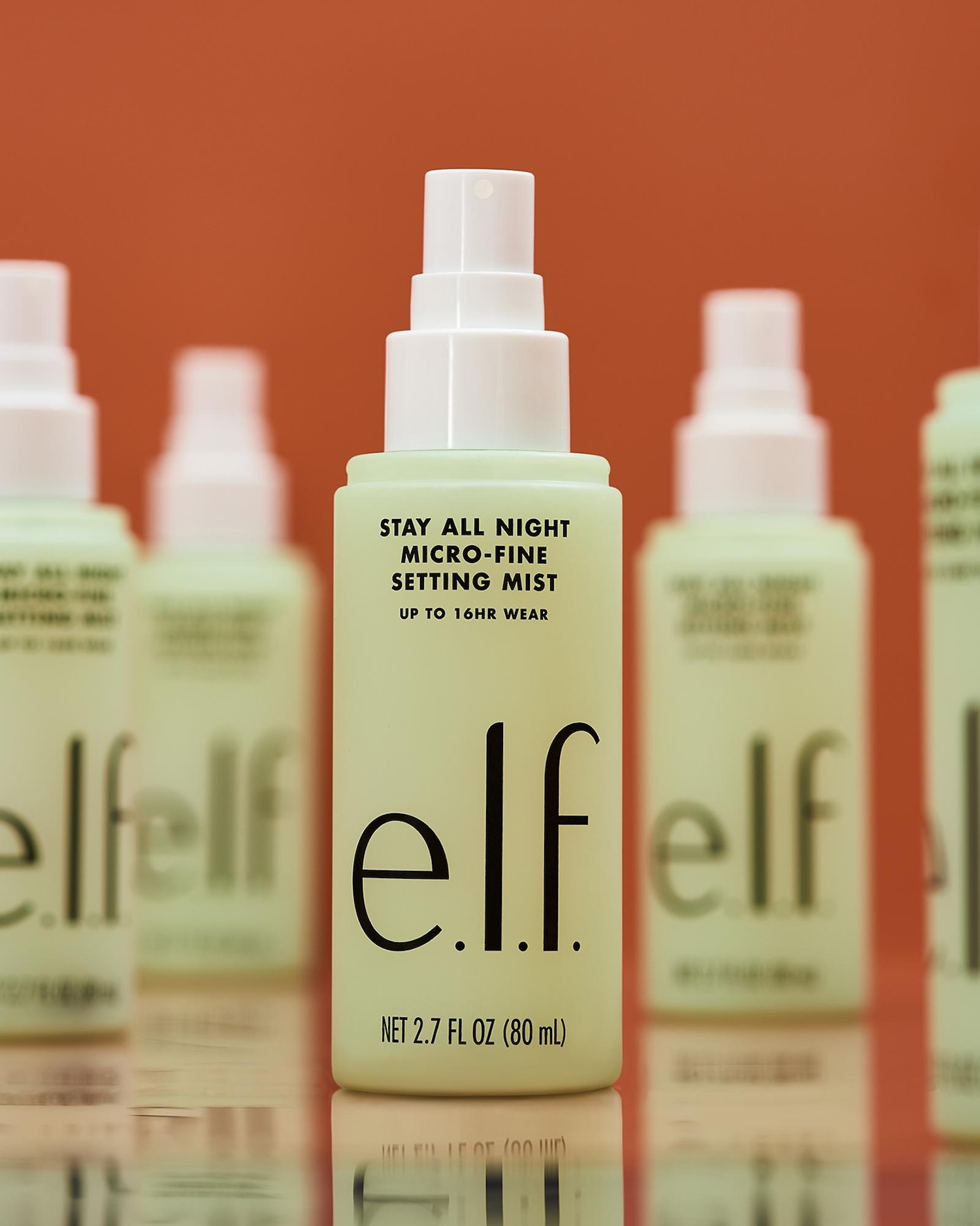 De e.l.f. Stay All Night Micro-Fine Setting Mist in een lichtgroene flacon met witte dop, belooft tot 16 uur lang een perfecte finish.