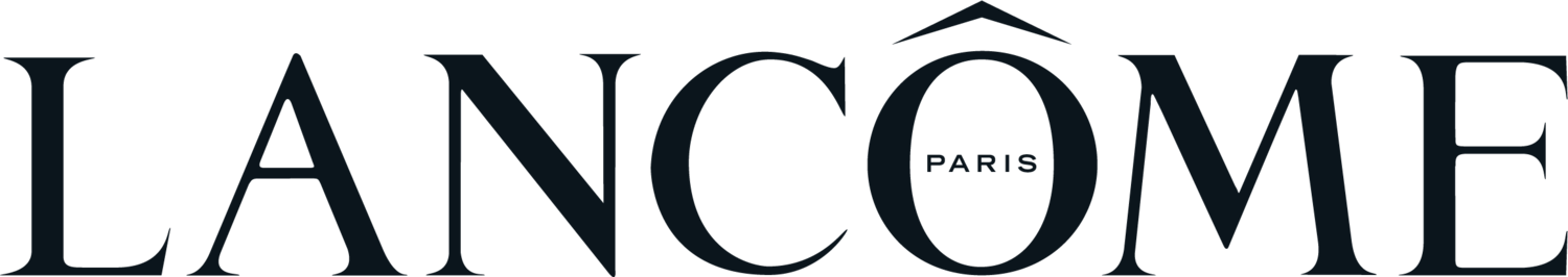 Das Lancôme Paris Logo in dunkler Schrift auf schwarzem Hintergrund.