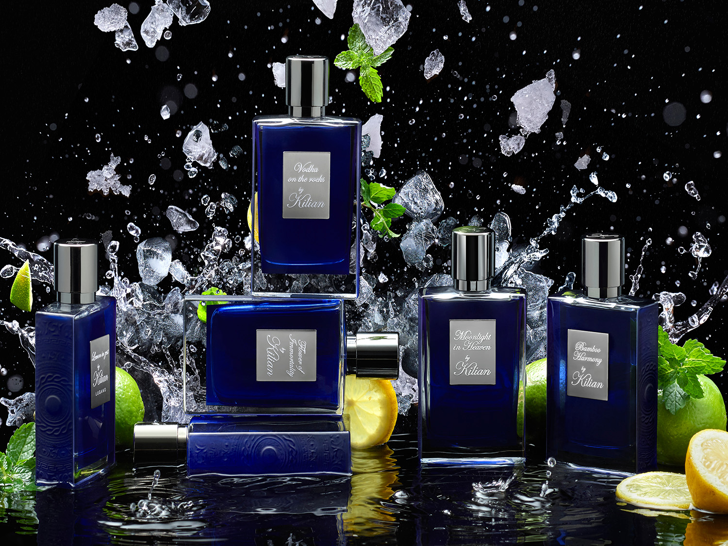 Kilian parfümök kollekciója jégkockákkal, citrommal és mentával körülvéve, a Vodka on the Rocks, a Moonlight in Heaven és a Bamboo Harmony illatokkal.