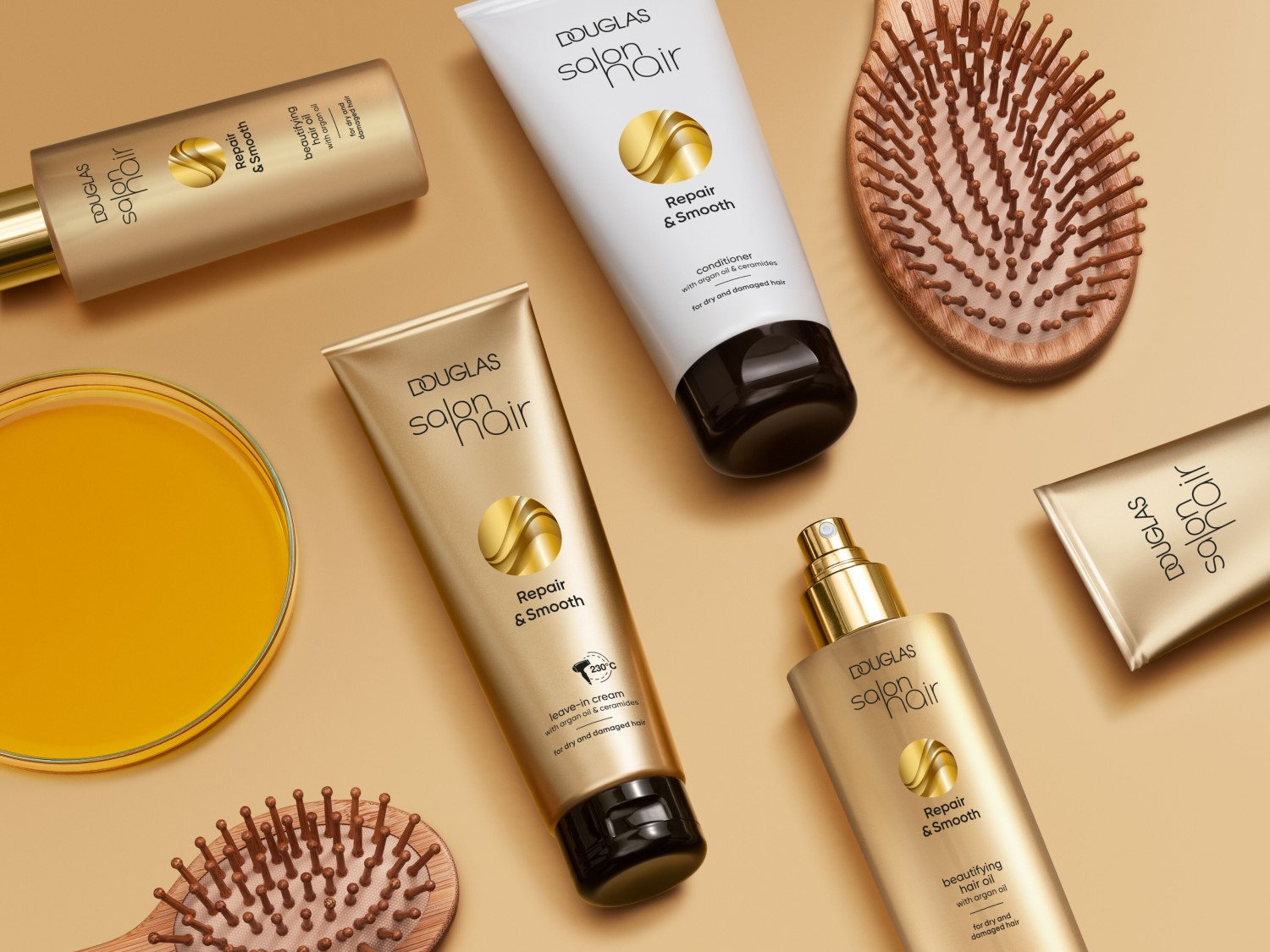 Douglas Salon Hair Kollektion für Reparatur und Geschmeidigkeit, inklusive Conditioner, Leave-In Creme und Haaröl mit Arganöl, um trockenes und strapaziertes Haar zu pflegen.