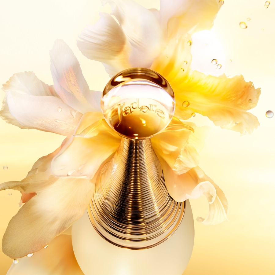 Découvrez J'adore, le parfum emblématique de Dior, dans un flacon élégant aux courbes féminines, sublimé par un bouquet floral lumineux et sensuel.