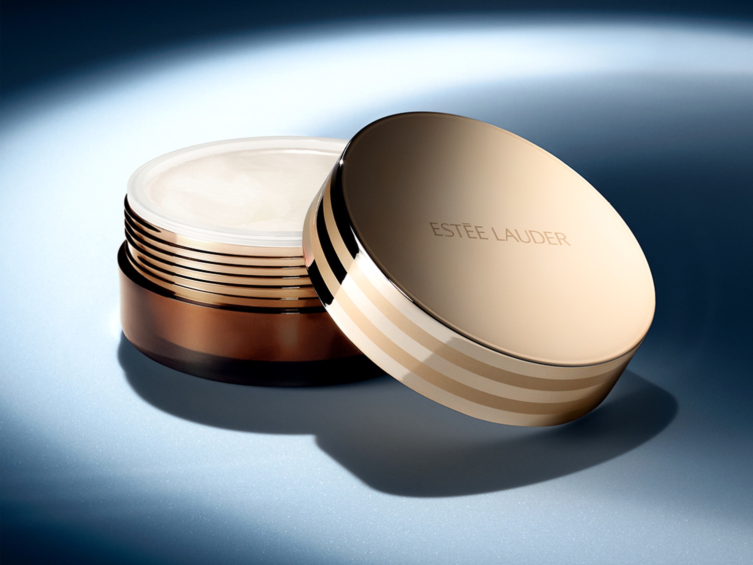 Az Estée Lauder arany tégelye és kupakja elegáns megjelenést kölcsönöz a terméknek.