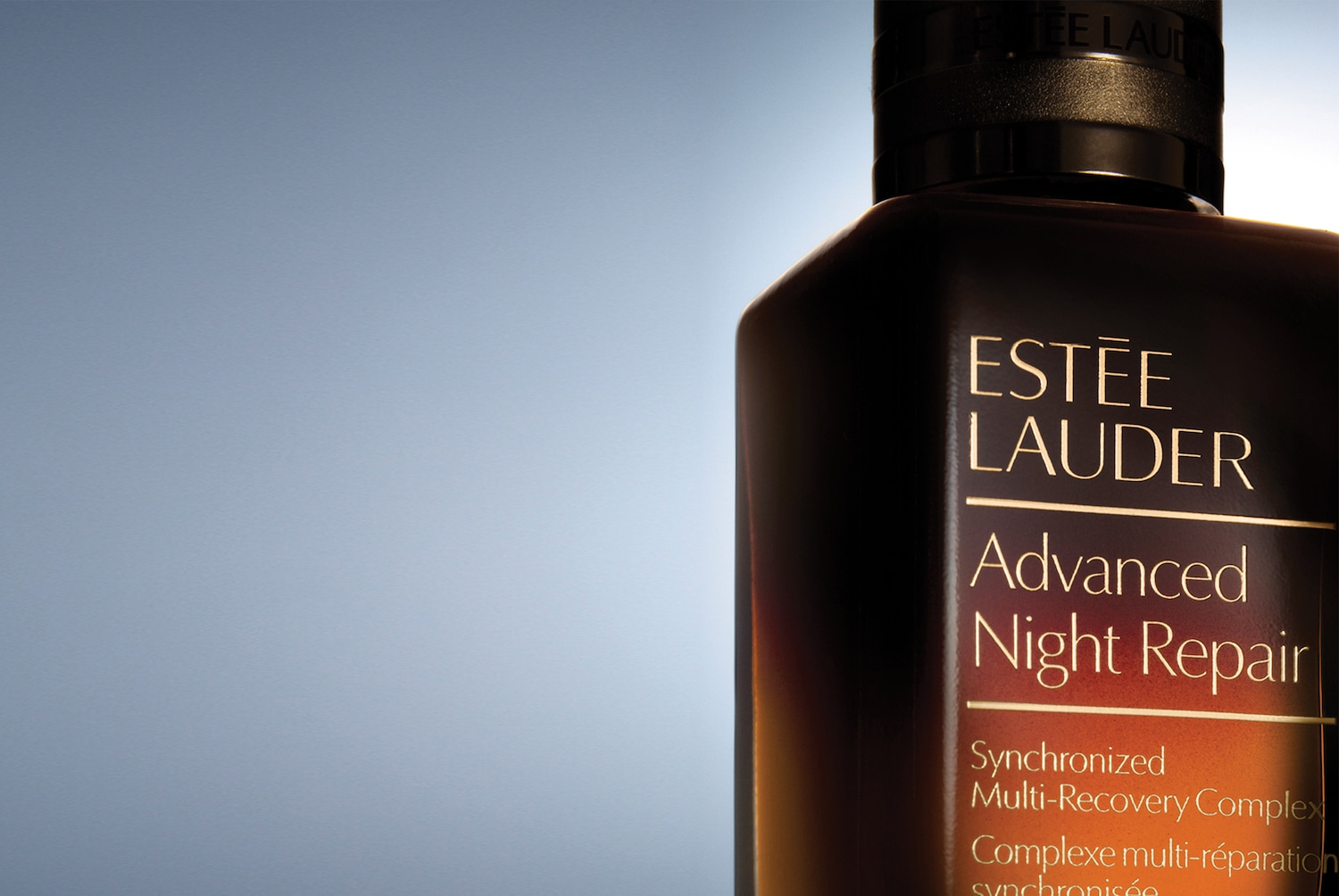 A sötétbarna Estée Lauder Advanced Night Repair üvegén arany színű felirat látható, amely kiemeli a termék nevét és a "Synchronized Multi-Recovery Complex" formulát.