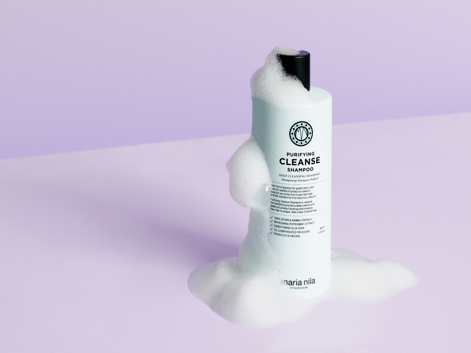Die weiße Flasche Purifying Cleanse Shampoo von Maria Nila ist mit Schaum bedeckt und verspricht eine Tiefenreinigung mit erfrischendem Pfefferminzextrakt und Aloe Vera.