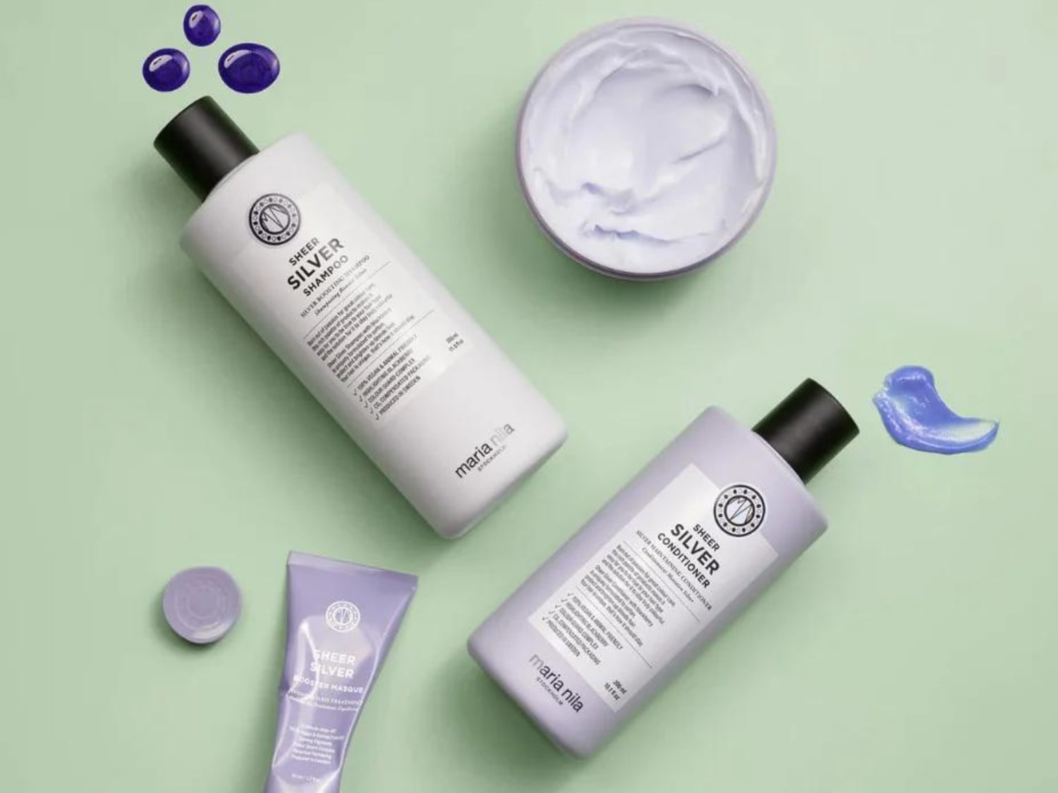 Maria Nila Sheer Silver Shampoo, Spülung und Maske in lila und weißen Verpackungen, um unerwünschte Gelbtöne zu neutralisieren und Ihrem Haar einen kühlen, silbrigen Glanz zu verleihen.