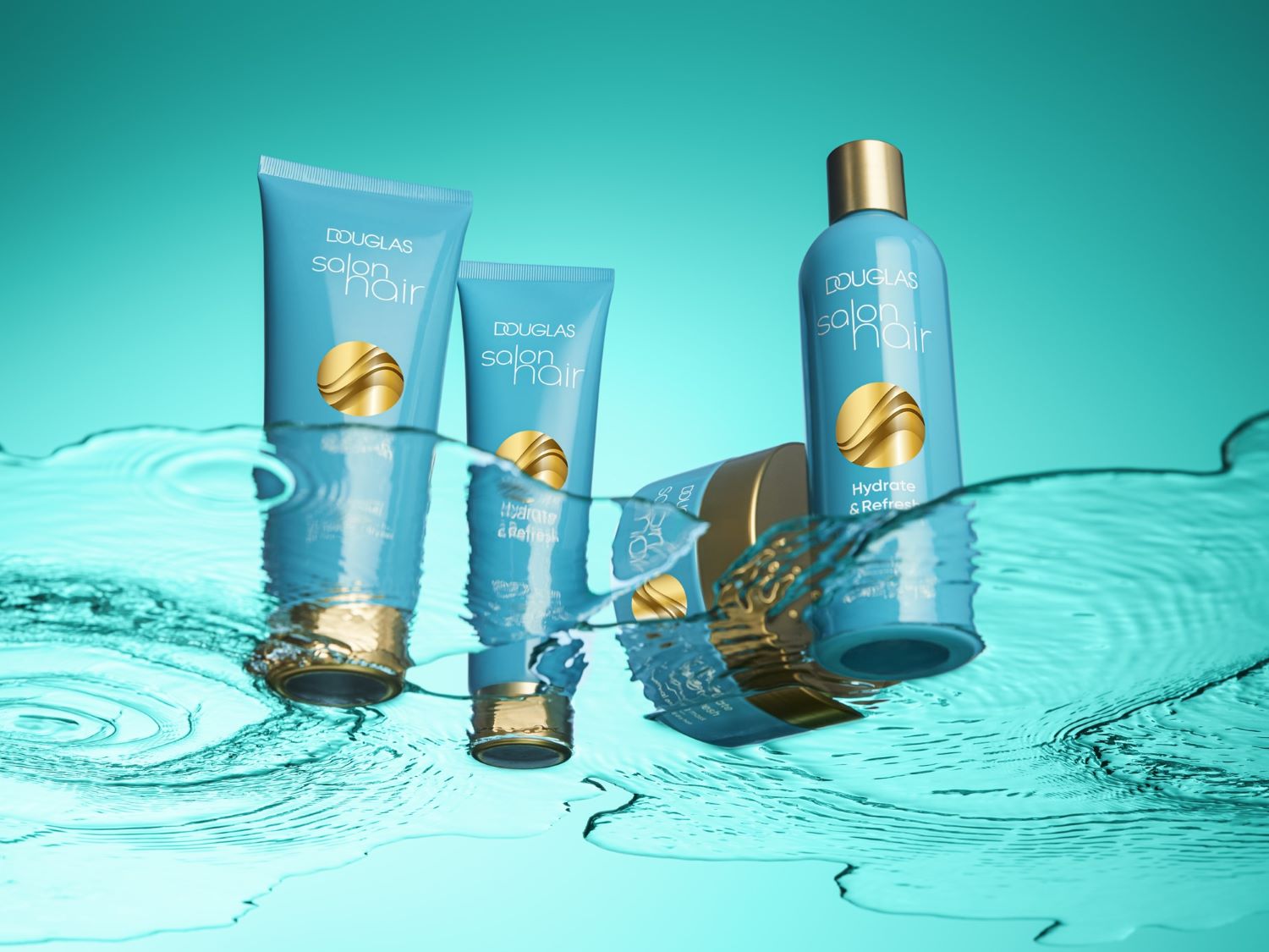 Die Douglas Salon Hair-Kollektion in hellblauen Verpackungen mit goldenen Akzenten, teilweise im Wasser liegend, verspricht Hydratation und Erfrischung für Ihr Haar.