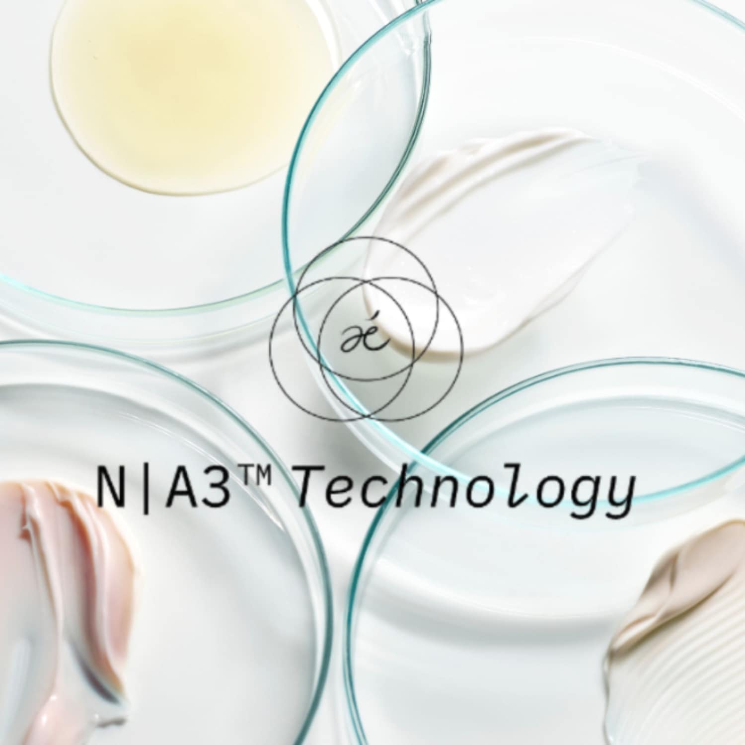 Découvrez la technologie N|A3™ à travers différentes textures : huile, crème blanche, crème rosée, et crème beige, présentées dans des coupelles en verre.