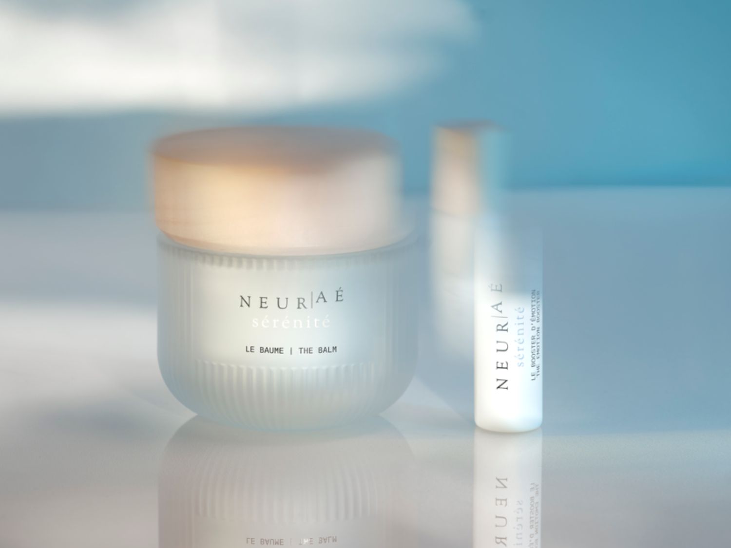 Découvrez NEURAÉ sérénité, le baume qui apaise et revitalise votre peau, présenté dans un élégant pot blanc et beige.