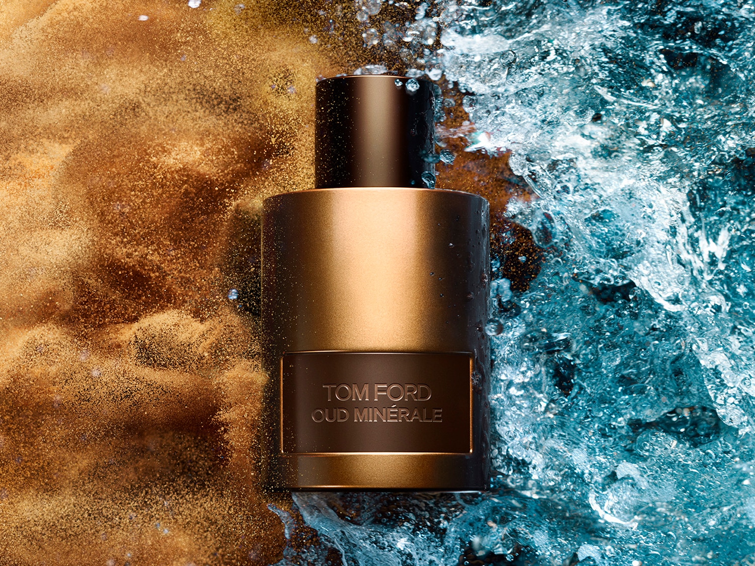 Gouden Tom Ford Oud Minérale parfumfles staat tussen gouden zand en blauw water.