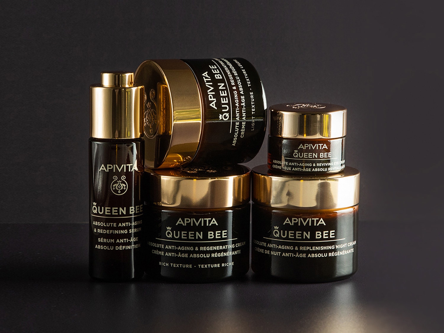 Descubre la colección Apivita Queen Bee, que incluye sérum, crema de día, contorno de ojos y crema de noche, todos en envases oscuros con detalles dorados para un cuidado anti-edad absoluto.