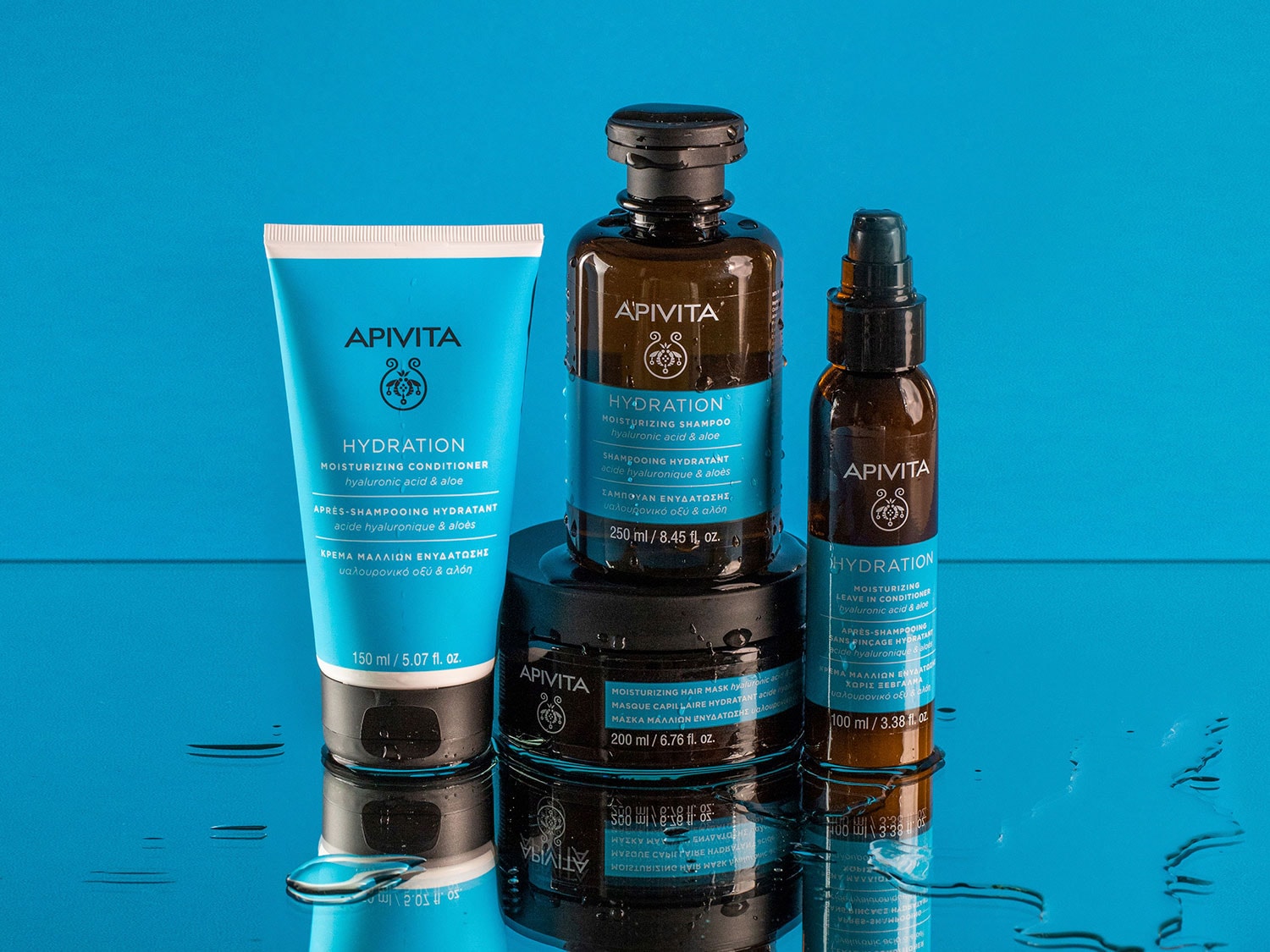 Gama de productos Apivita Hydration para el cuidado del cabello, que incluye acondicionador, champú, mascarilla y acondicionador sin enjuague, todos formulados con ácido hialurónico y aloe para hidratar el cabello.