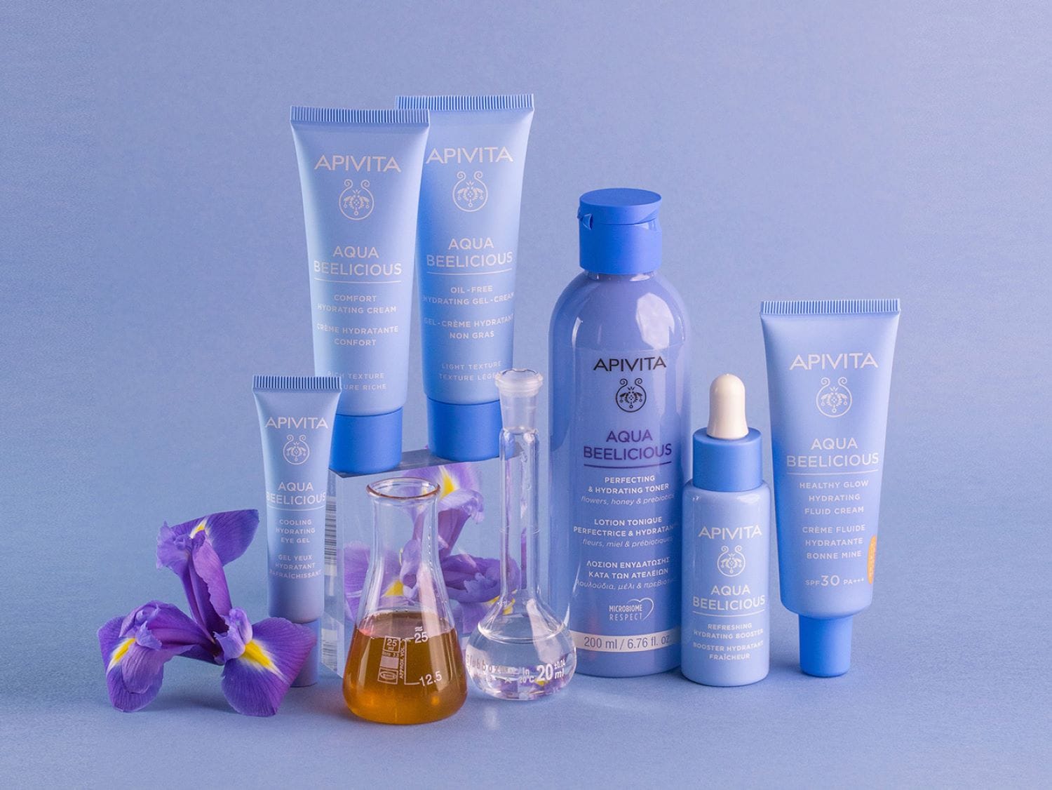 Descubre la línea Aqua Beelicious de Apivita, que incluye crema hidratante confort, gel crema hidratante sin aceite, gel para el contorno de ojos, tónico perfeccionador e hidratante, booster hidratante refrescante y crema fluida hidratante con SPF30, todo en envases azules.