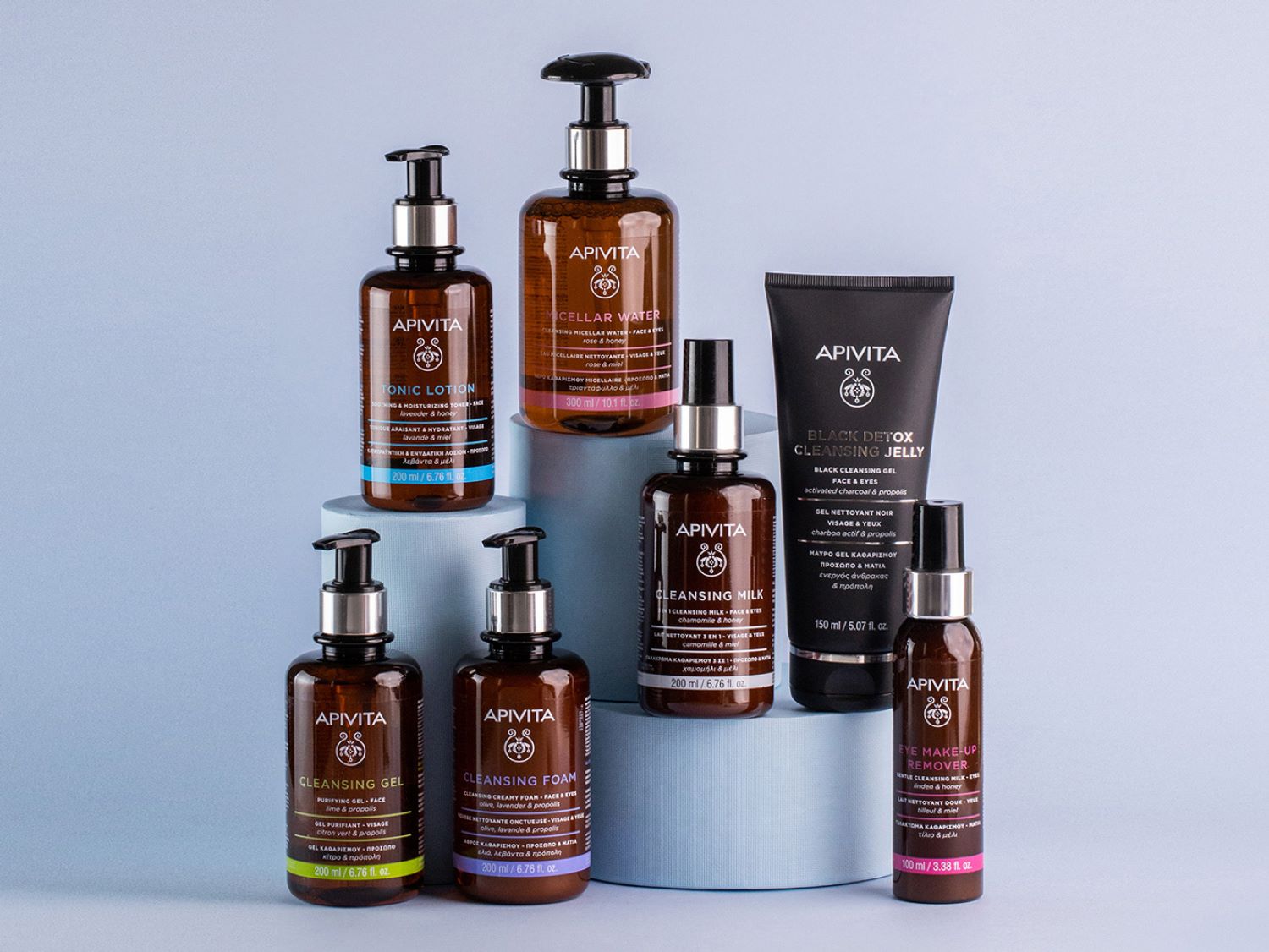 Descubre la colección Apivita, que incluye loción tónica, agua micelar y diversos limpiadores faciales en envases marrones con detalles plateados.