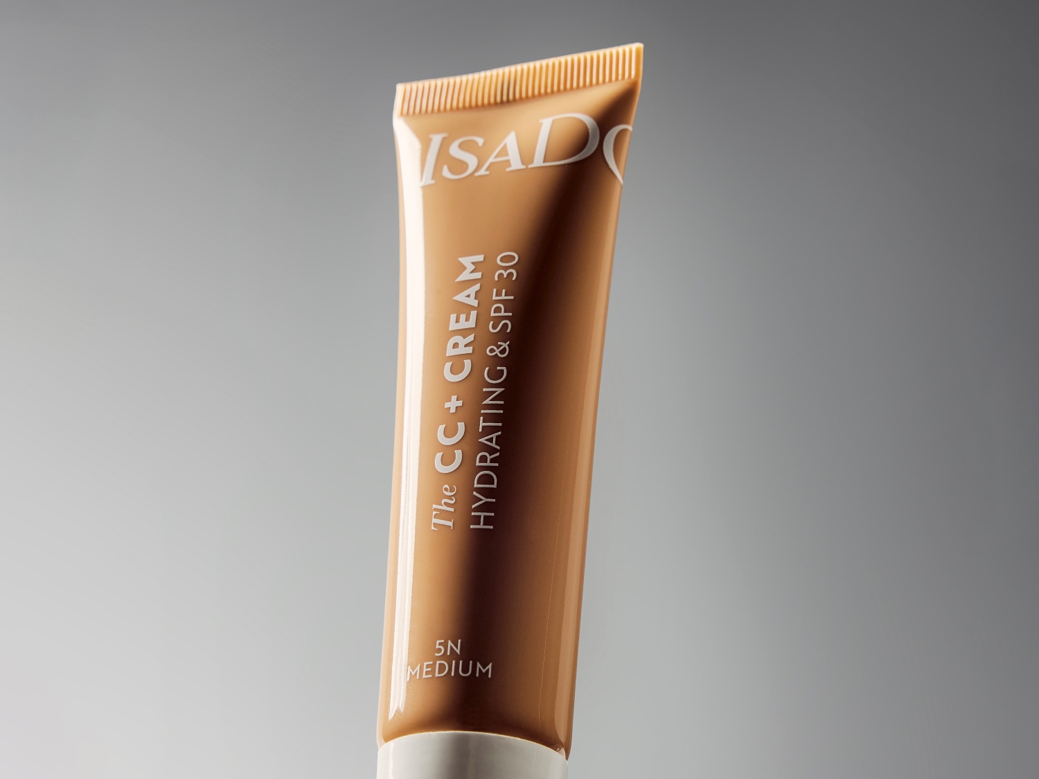 Eine Tube ISADO The CC+ Cream Hydrating & SPF 30 in der Farbe 5N Medium, die eine getönte Feuchtigkeitscreme mit Sonnenschutz bietet.