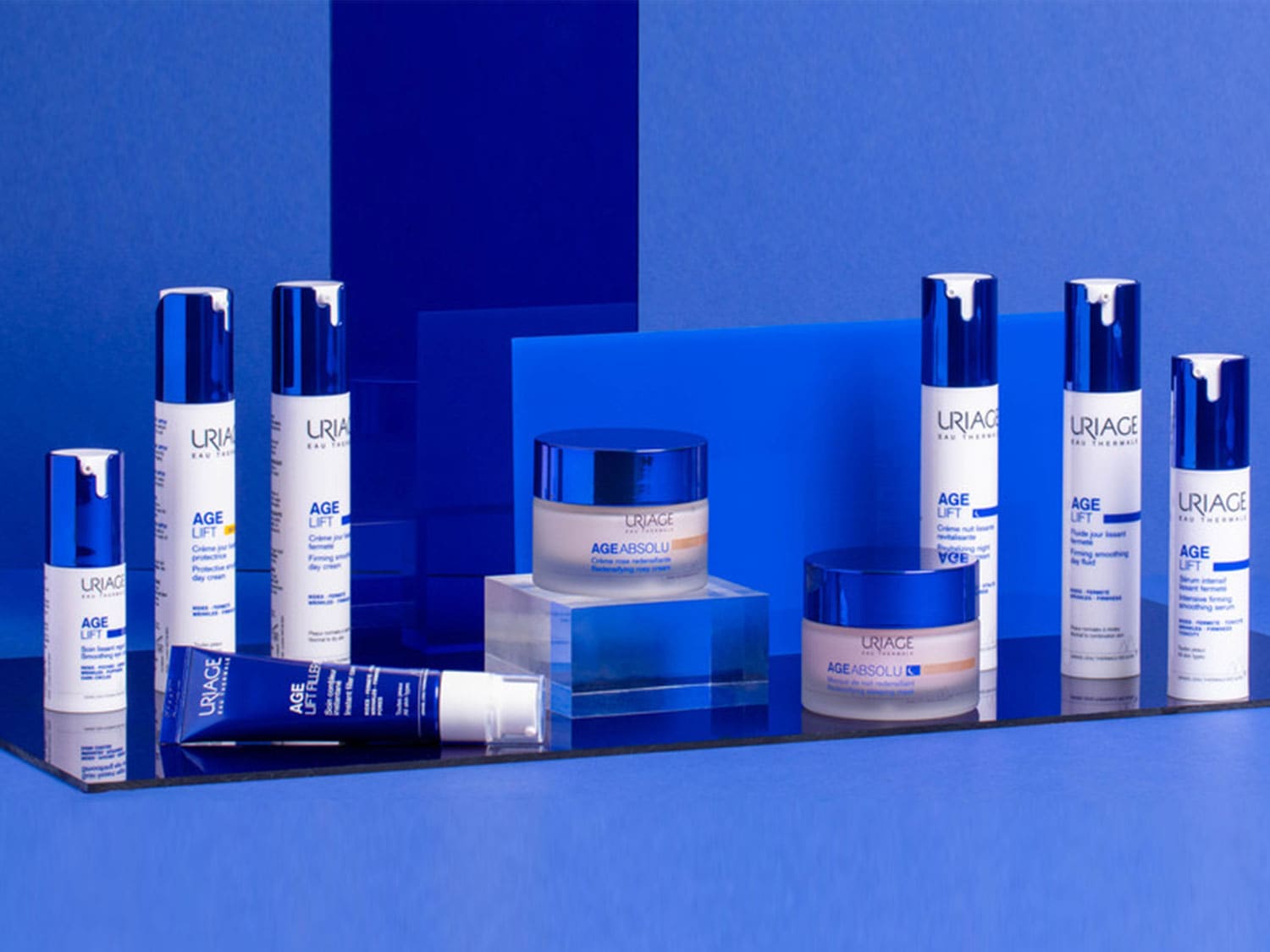 Descubre la gama Uriage Age Lift, con cremas de día y de noche, sérums y contorno de ojos en envases blancos y azules, diseñados para combatir los signos del envejecimiento.