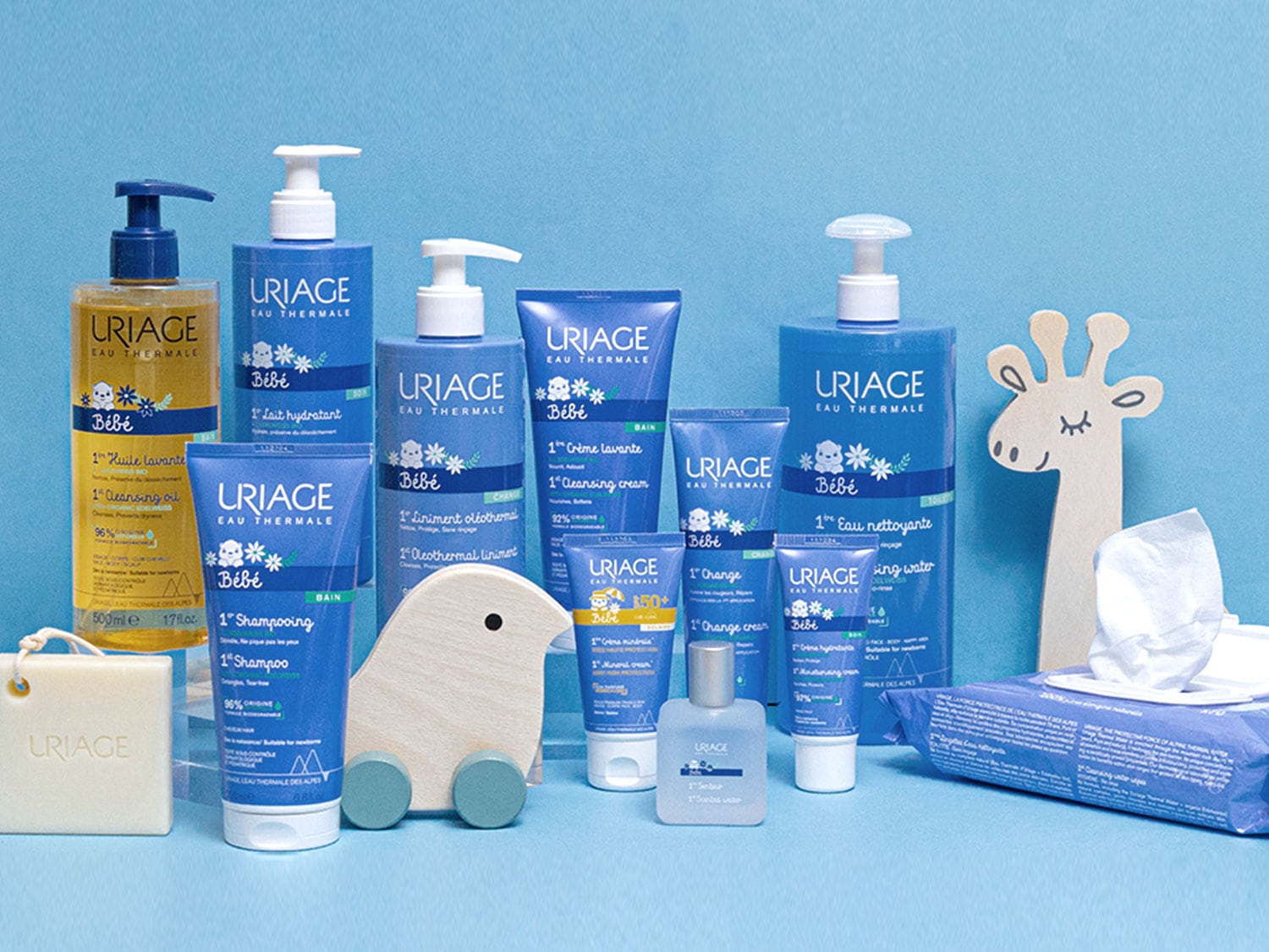 Descubre la línea Uriage Bébé, que incluye aceite limpiador, leche hidratante, linimento oleotérmico, crema limpiadora, crema para el cambio de pañal y agua limpiadora, todo para el cuidado de tu bebé.