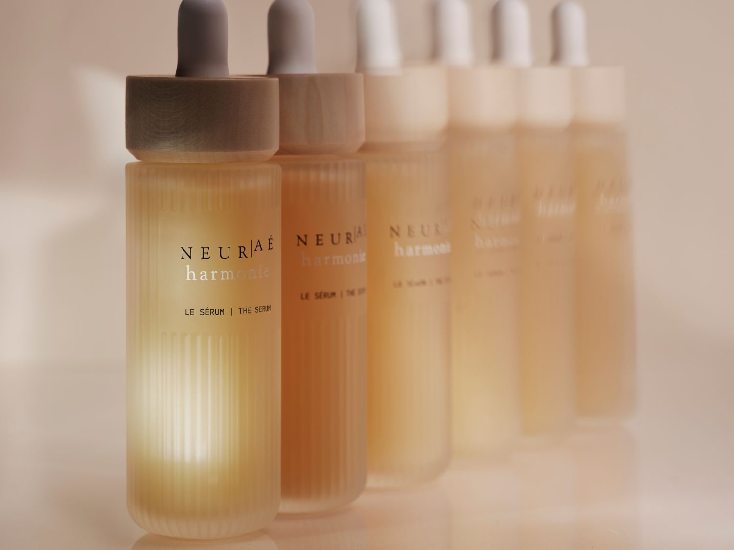 Découvrez NEURAE harmonie Le Sérum, un soin luxueux présenté dans un flacon élégant avec un compte-gouttes, promettant une peau éclatante et harmonieuse.