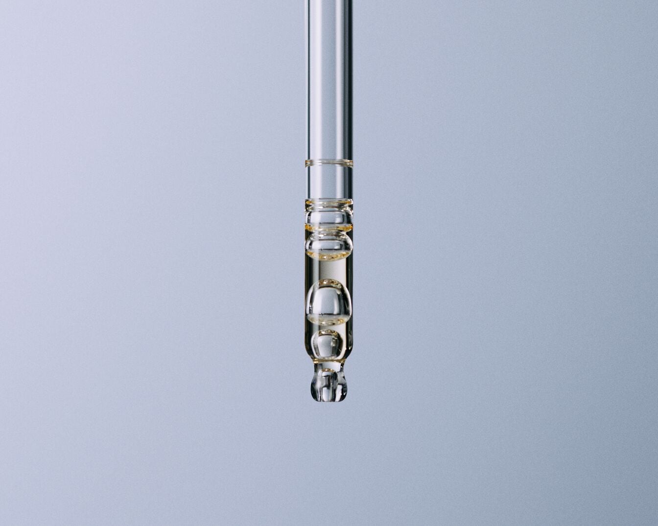 Nahaufnahme einer Pipette mit Serum, das die Essenz von Schönheit und Pflege in jedem einzelnen Tropfen einfängt.