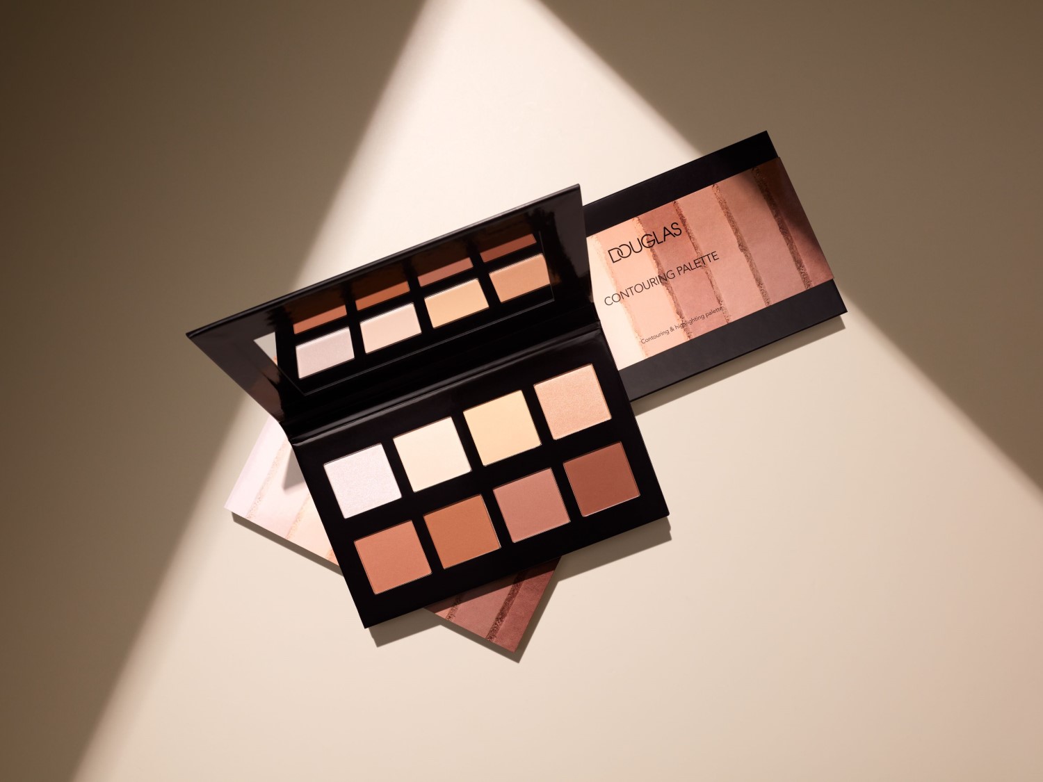 Palette de contouring Douglas avec huit nuances dans des tons clairs et foncés pour sculpter et illuminer le visage.