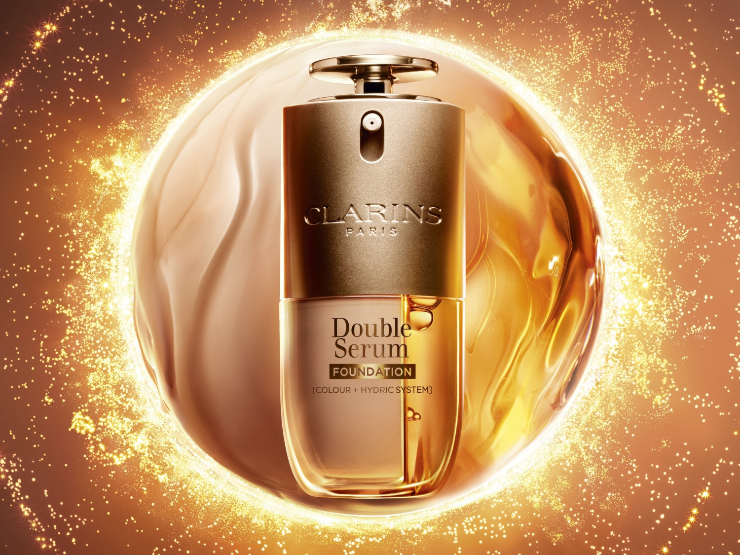 Clarins Double Serum Foundation, un frasco de vidrio transparente con una tapa dorada, contiene dos fórmulas separadas: una base de maquillaje de color piel y un suero dorado, que se mezclan al dispensar para un acabado impecable.