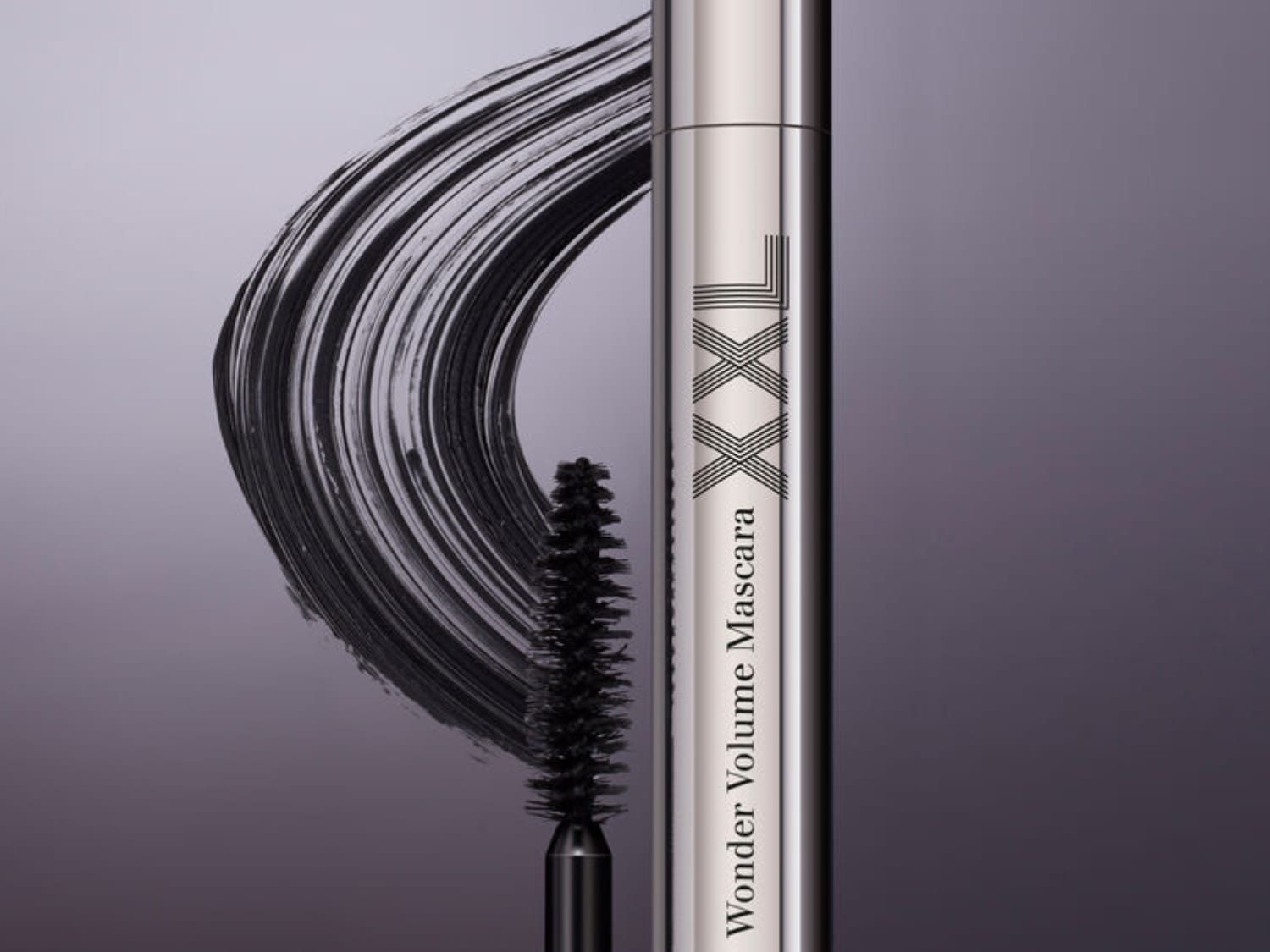 El rímel Wonder Volume Mascara XXL viene en un tubo plateado con un aplicador de cepillo y una muestra de rímel negro cremoso.
