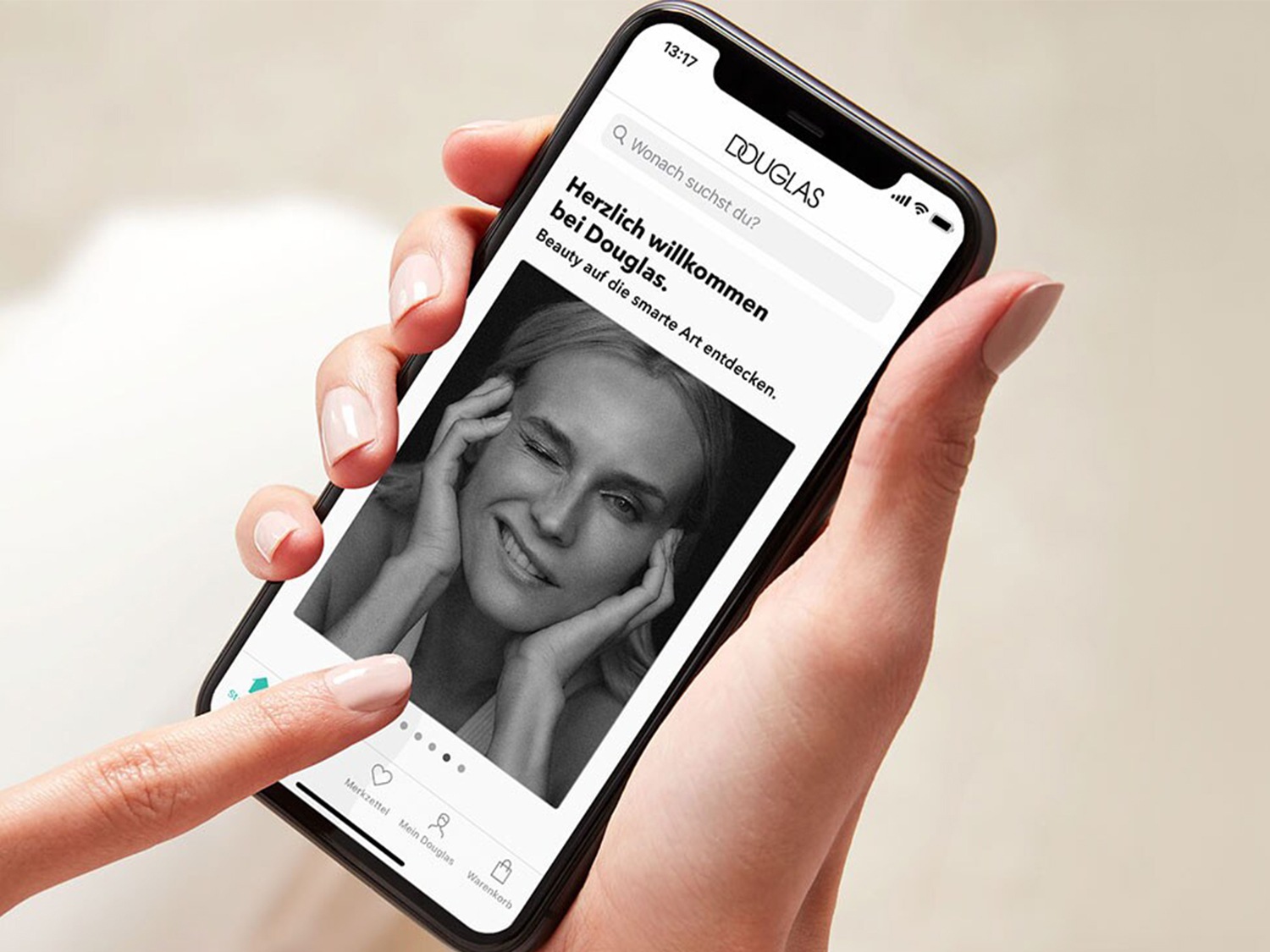 Aquí tienes la aplicación de Douglas en un smartphone, donde puedes encontrar belleza de forma inteligente.