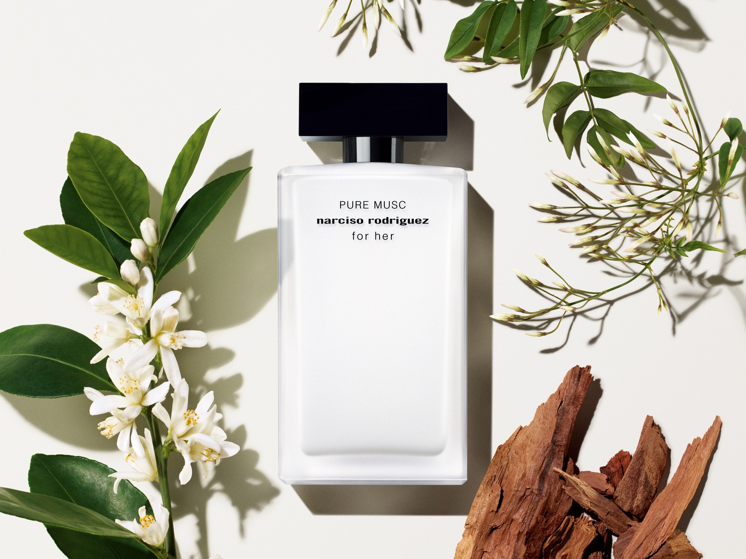 Découvrez Pure Musc de Narciso Rodriguez for her, un parfum floral et musqué dans un flacon blanc épuré, sublimé par des notes naturelles.