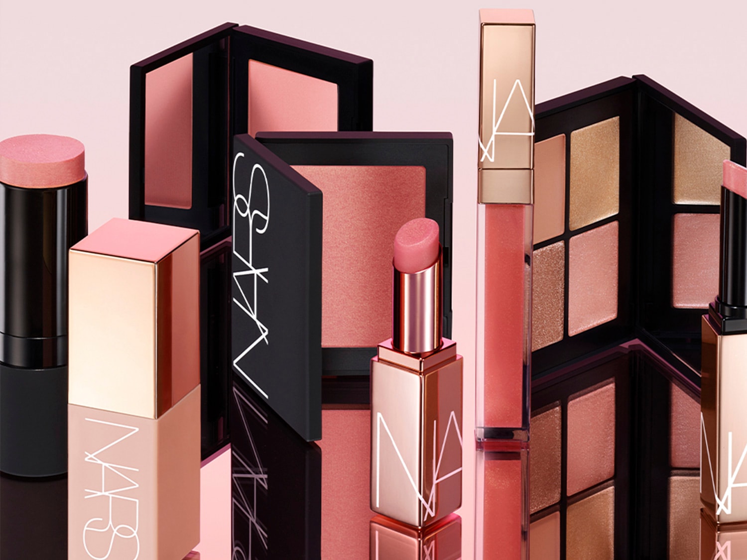 Descubre la colección de maquillaje NARS en tonos rosados y dorados, que incluye labiales, sombras de ojos y coloretes para un look radiante y sofisticado.