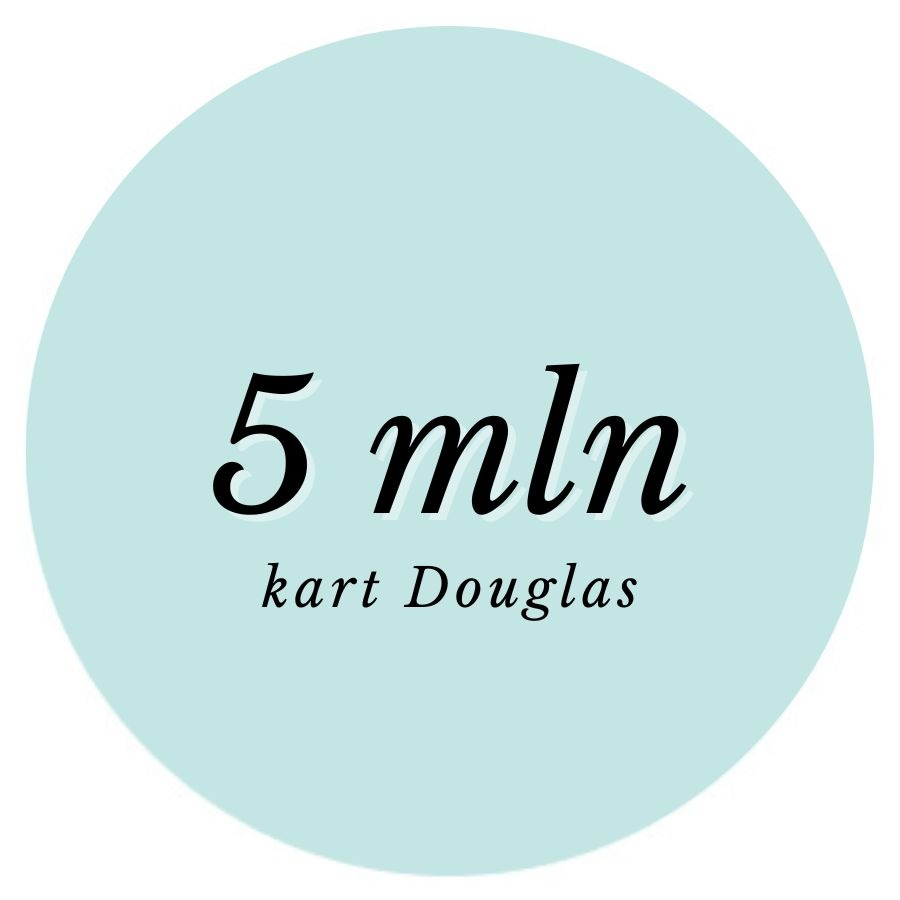 Jasnoniebieskie kółko z napisem 5 mln kart Douglas, co oznacza 5 milionów kart lojalnościowych Douglas.