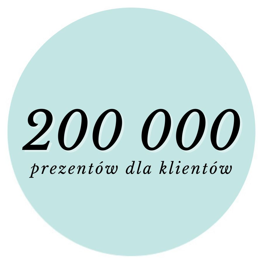 Napis na jasnoniebieskim tle koła głosi: 200 000 prezentów dla klientów.