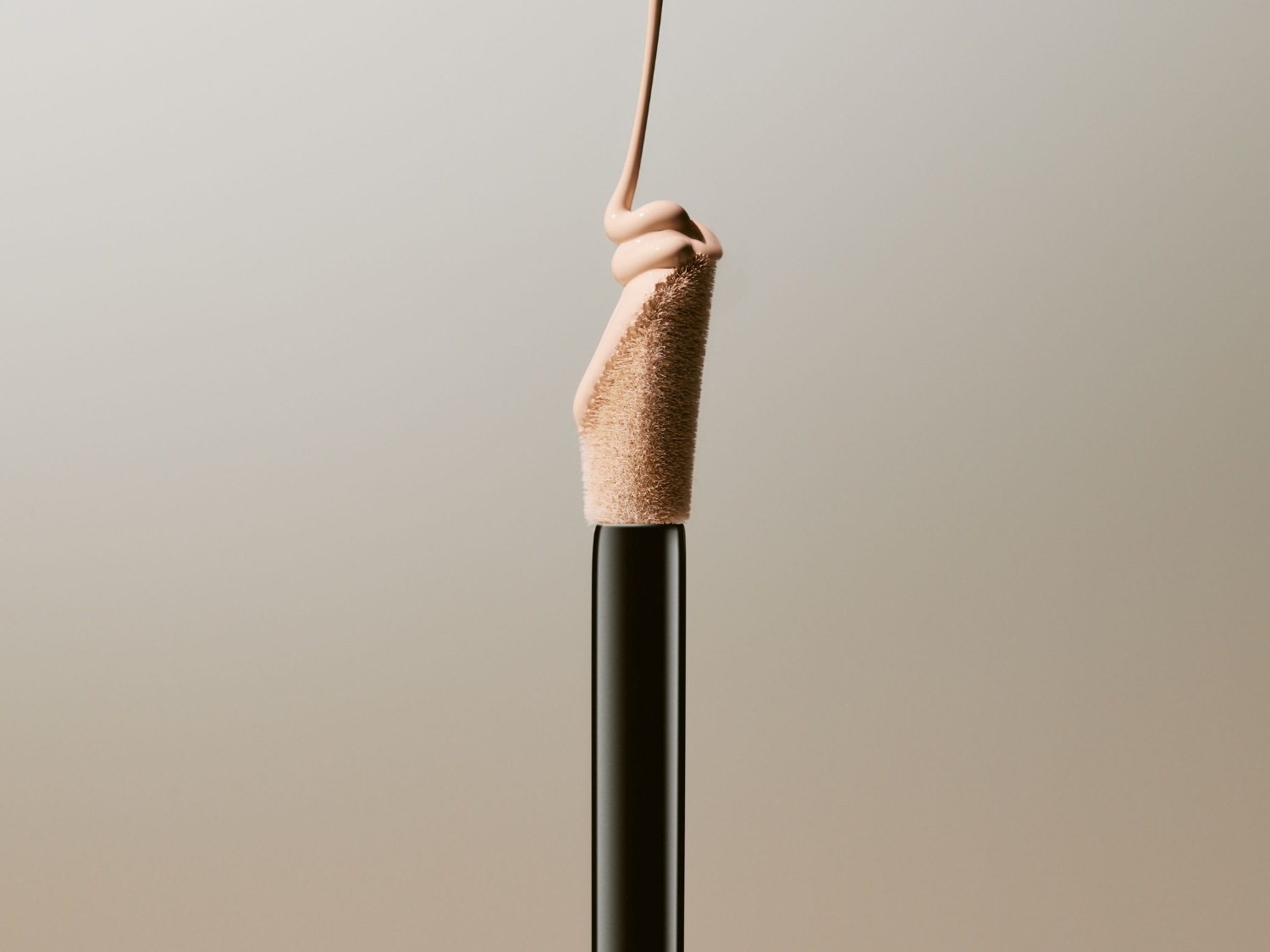 Płynny korektor o jasnobeżowym odcieniu spływa po aplikatorze z miękkiej gąbeczki, idealny do precyzyjnego nakładania i ukrywania niedoskonałości.