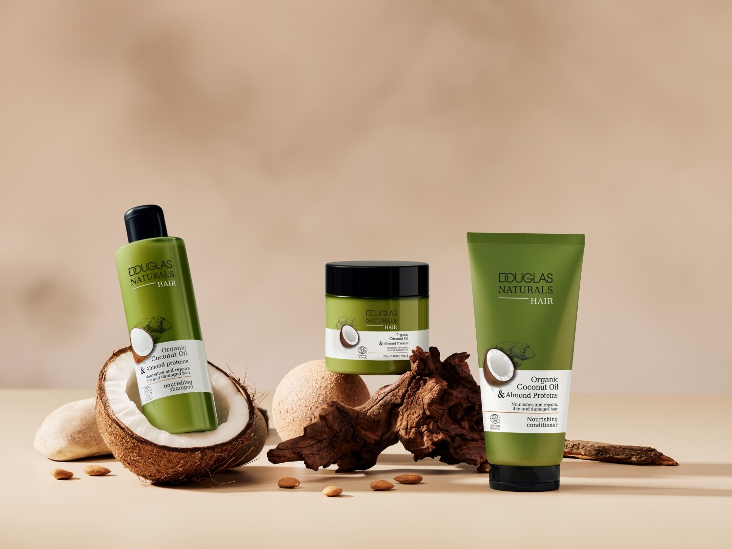 Gama de productos Douglas Naturals Hair con aceite de coco orgánico y proteínas de almendras para nutrir y reparar el cabello seco y dañado: champú, mascarilla y acondicionador.