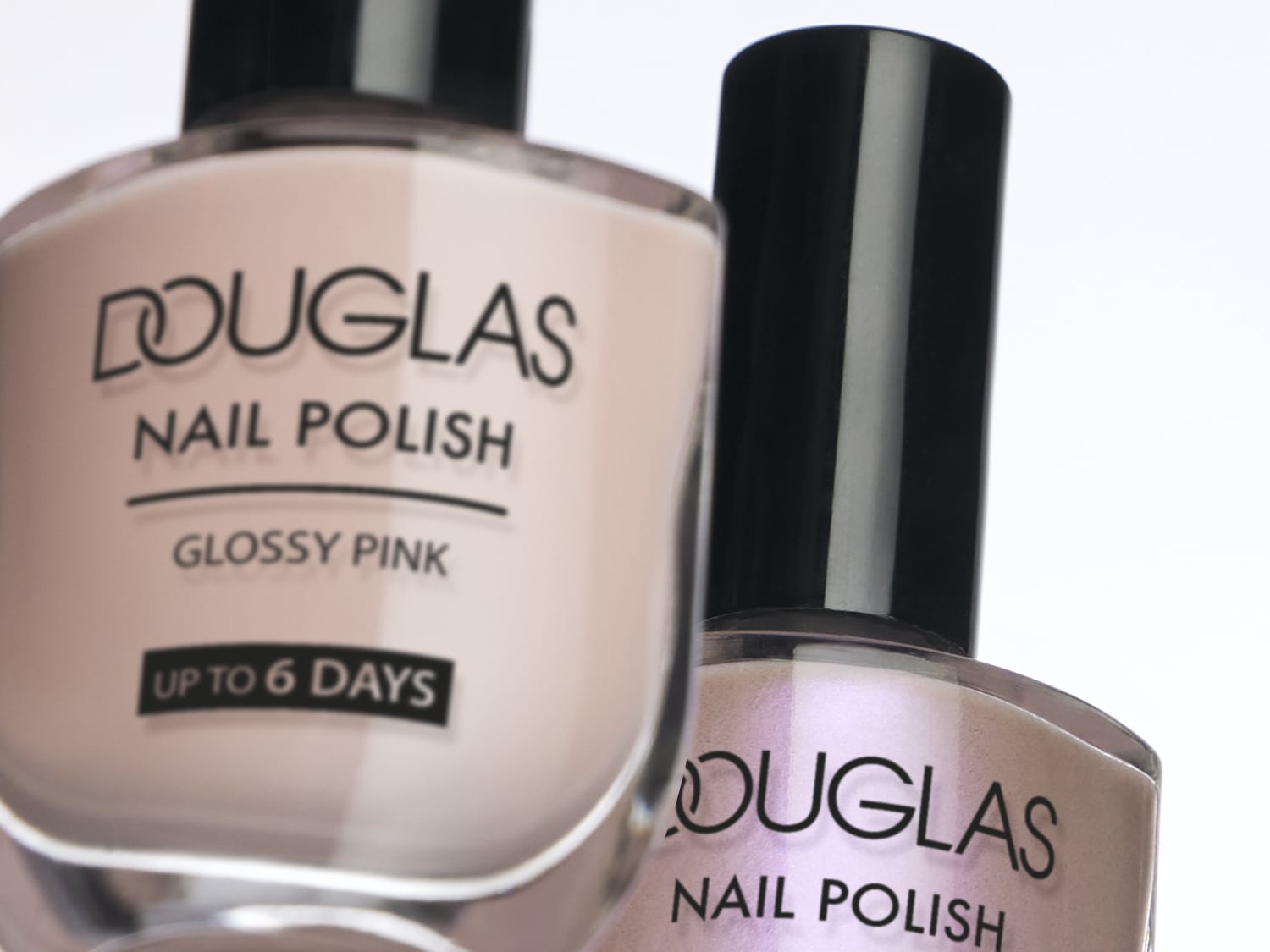 Nahaufnahme von zwei Flaschen Douglas Nagellack in glänzendem Rosa, die bis zu 6 Tage halten.