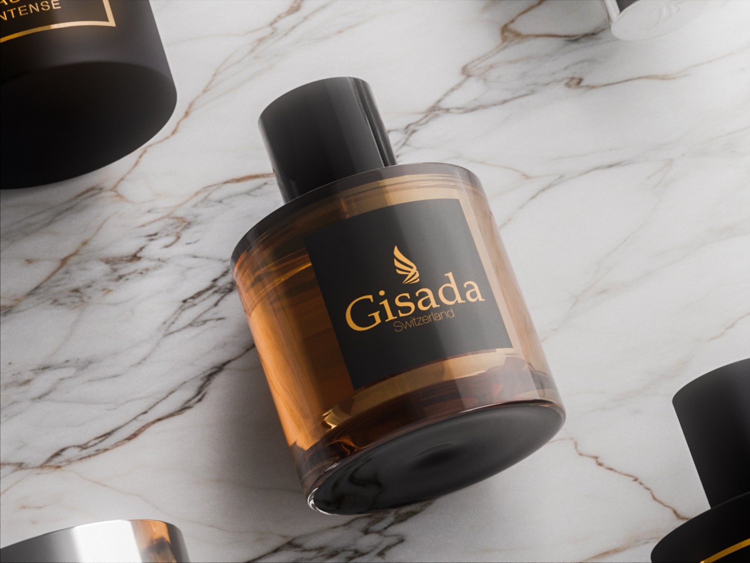 Nahaufnahme einer Gisada Switzerland Parfümflasche mit goldenem Flüssigkeitsakzent auf einem Marmorhintergrund.