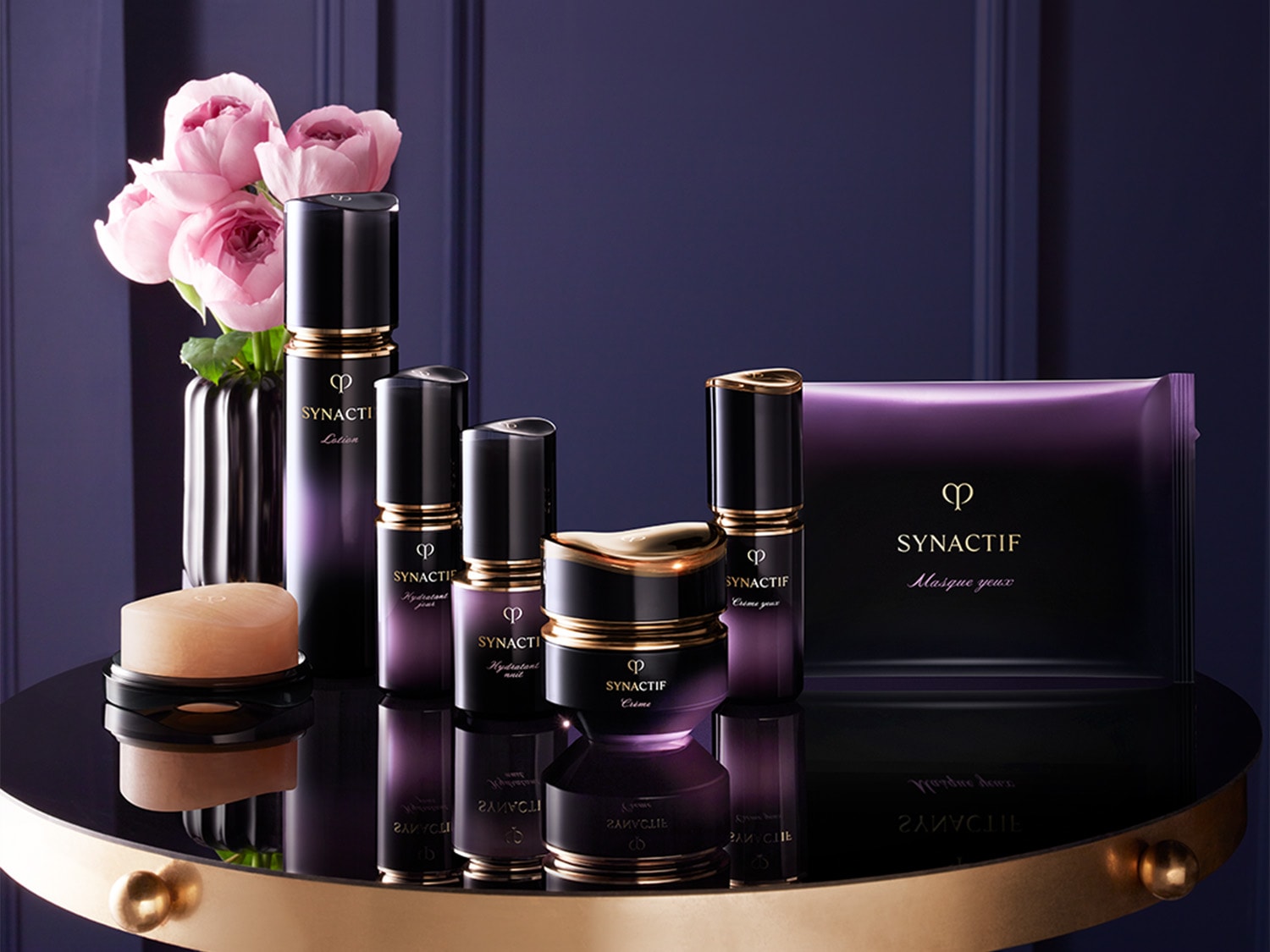 Découvrez la collection Synactif, comprenant une lotion, des hydratants et une crème, présentés dans des emballages élégants noirs et or, pour une expérience de soin luxueuse.