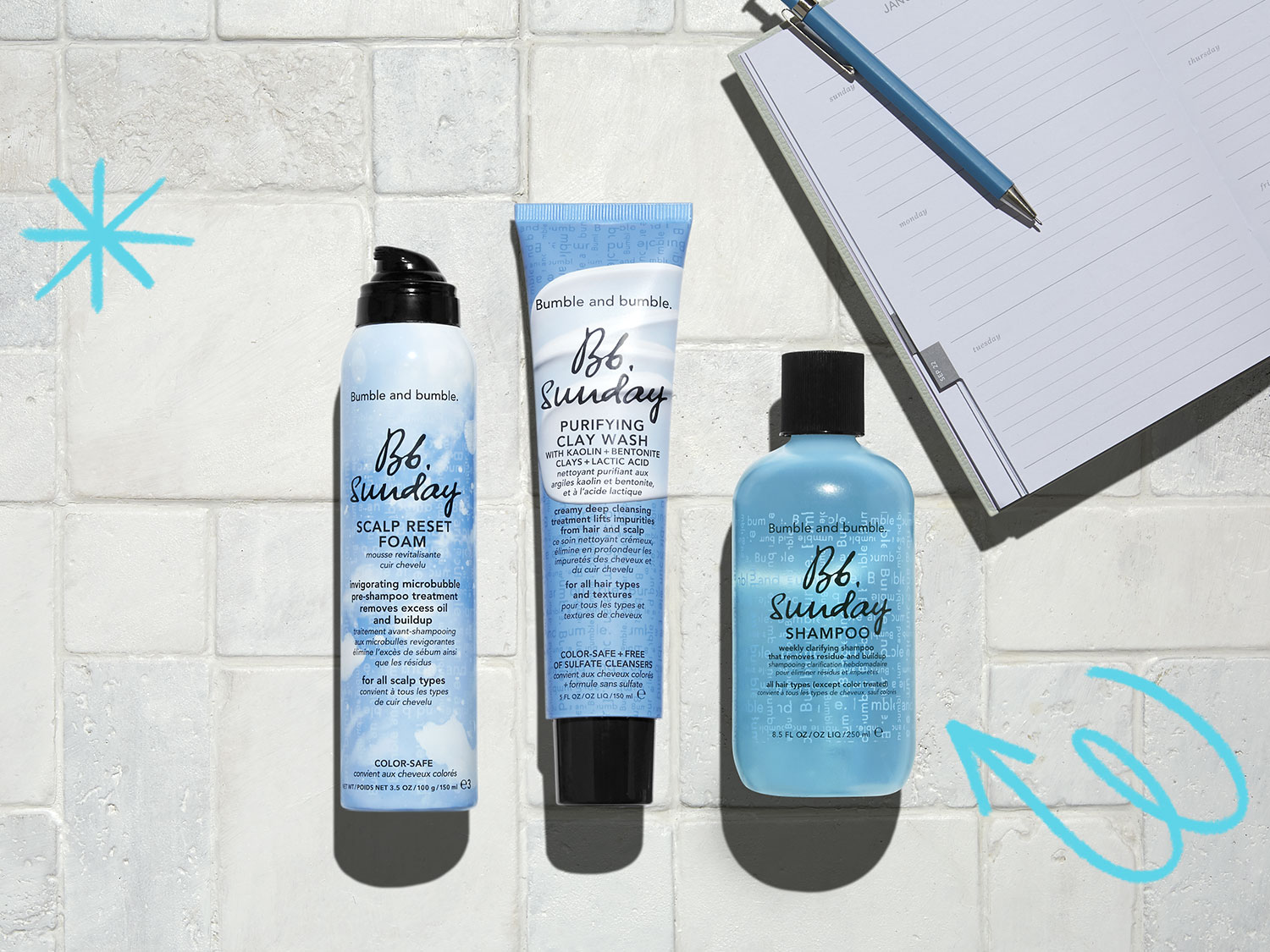 Triáda produktov Bumble and bumble Sunday v modrom balení: čistiaca pena na pokožku hlavy, ílový čistiaci prípravok a šampón pre revitalizáciu vlasov.