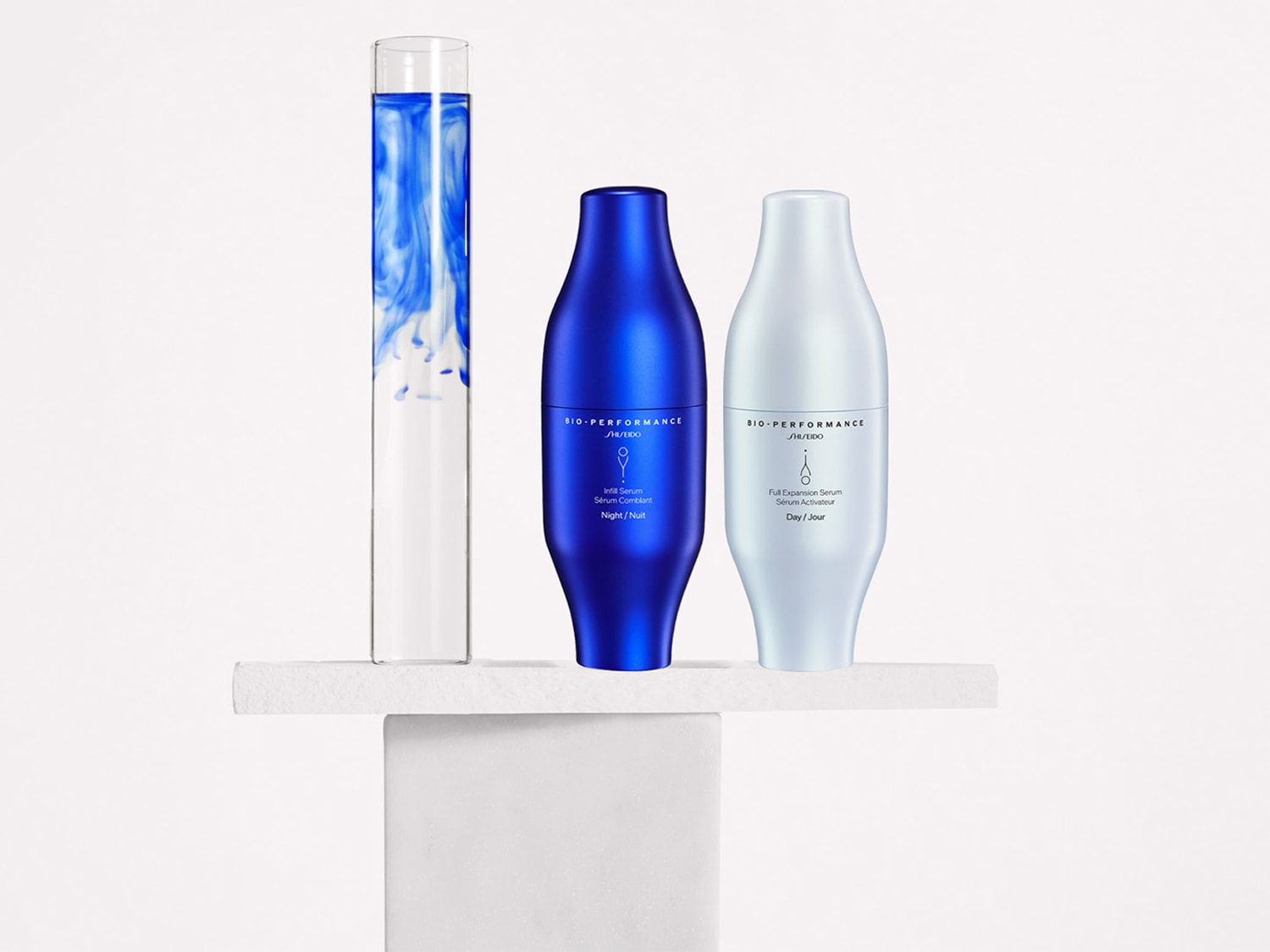 Entdecken Sie das Shiseido Bio-Performance Serum Set, bestehend aus Infill Serum für die Nacht und Full Expansion Serum für den Tag, in eleganten blauen und weißen Flakons.