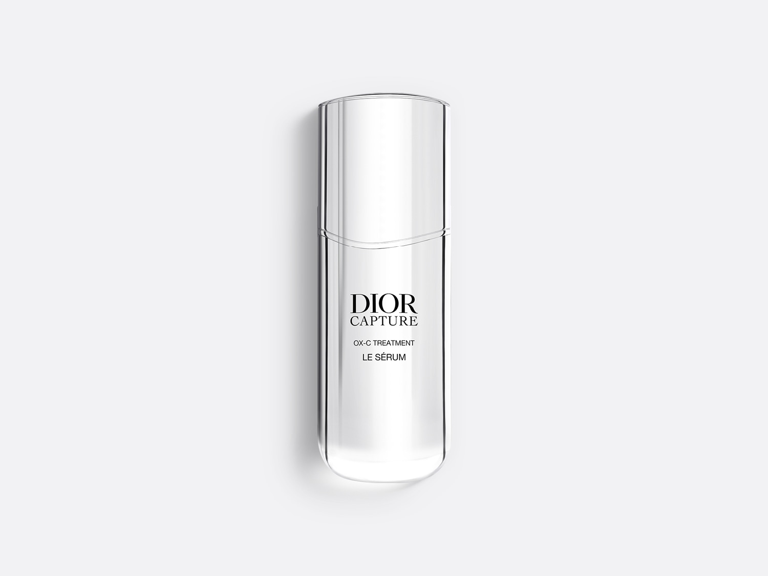 Klares Dior Capture OX-C Treatment Le Sérum in einer durchsichtigen Flasche mit silbernem Deckel, die auf einem weißen Hintergrund steht.
