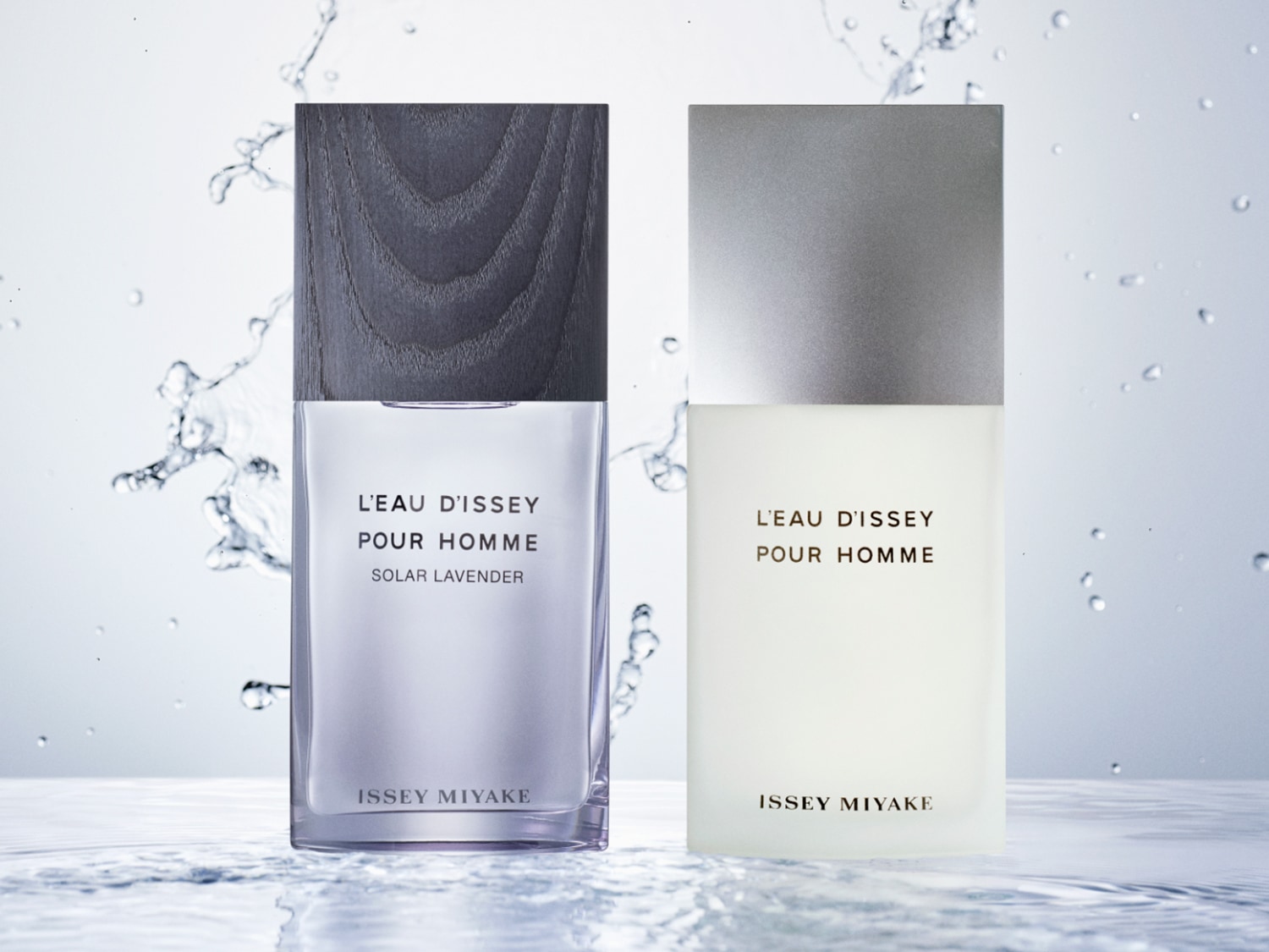 Dwa flakony perfum Issey Miyake L'Eau d'Issey Pour Homme: Solar Lavender z drewnianym korkiem i klasyczny z srebrnym korkiem, na tle rozpryskującej się wody.