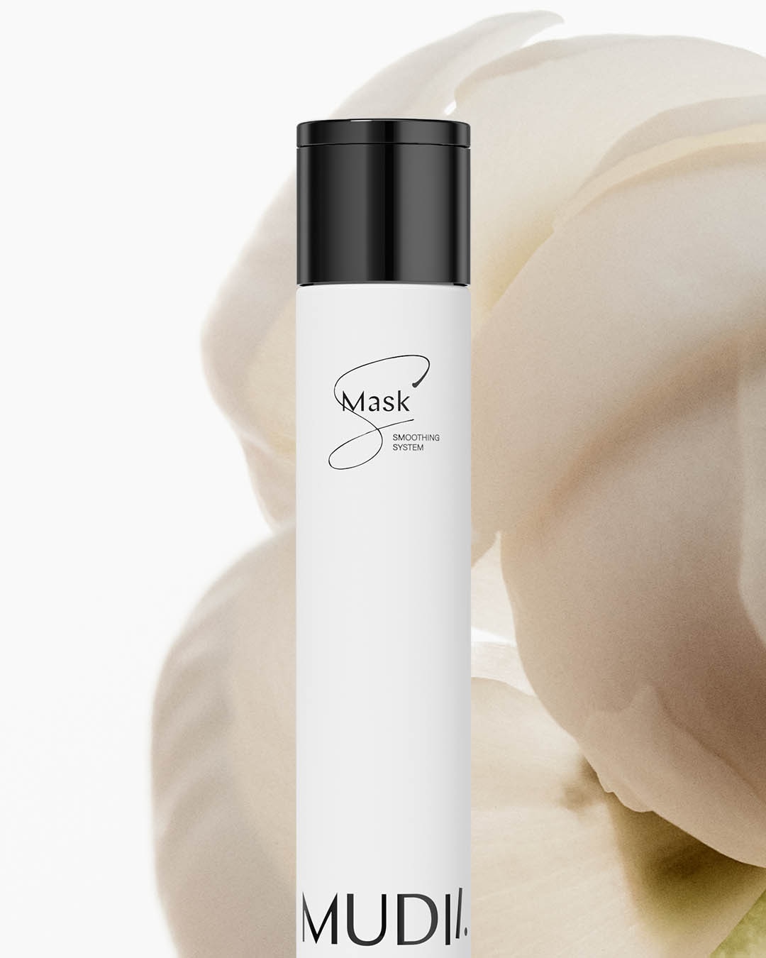 Biała butelka maski do włosów MUDII z czarną zakrętką na tle kremowych kwiatów.