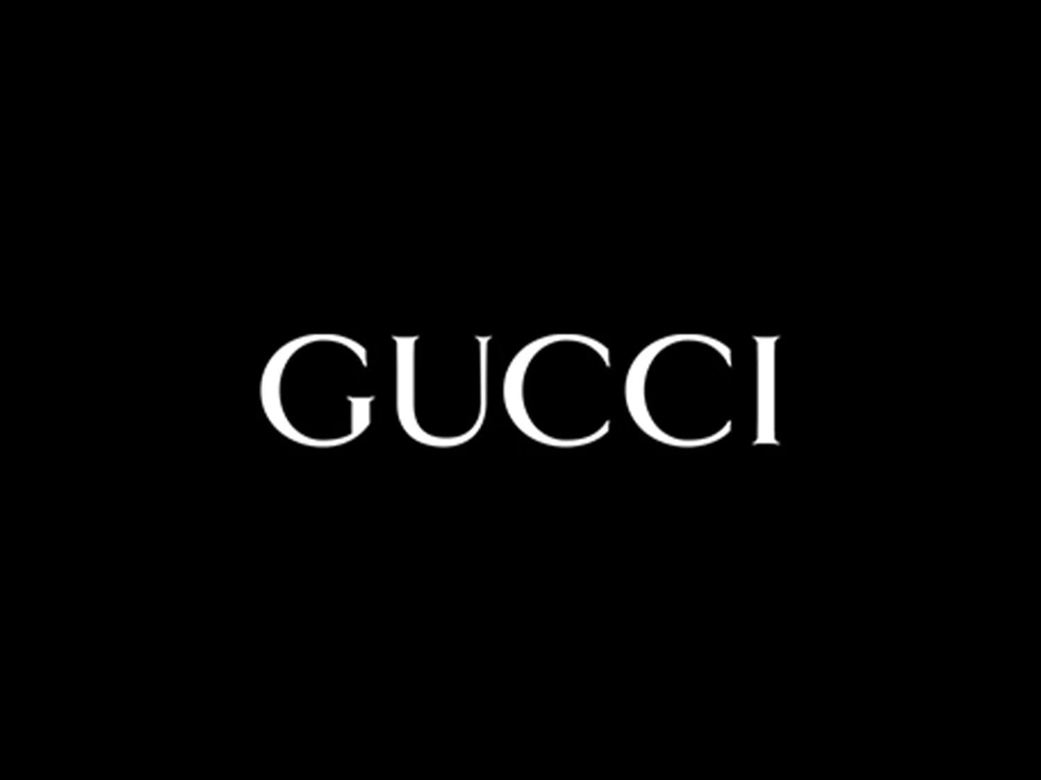 Vor schwarzem Hintergrund prangt der Schriftzug "GUCCI" in strahlendem Weiß.