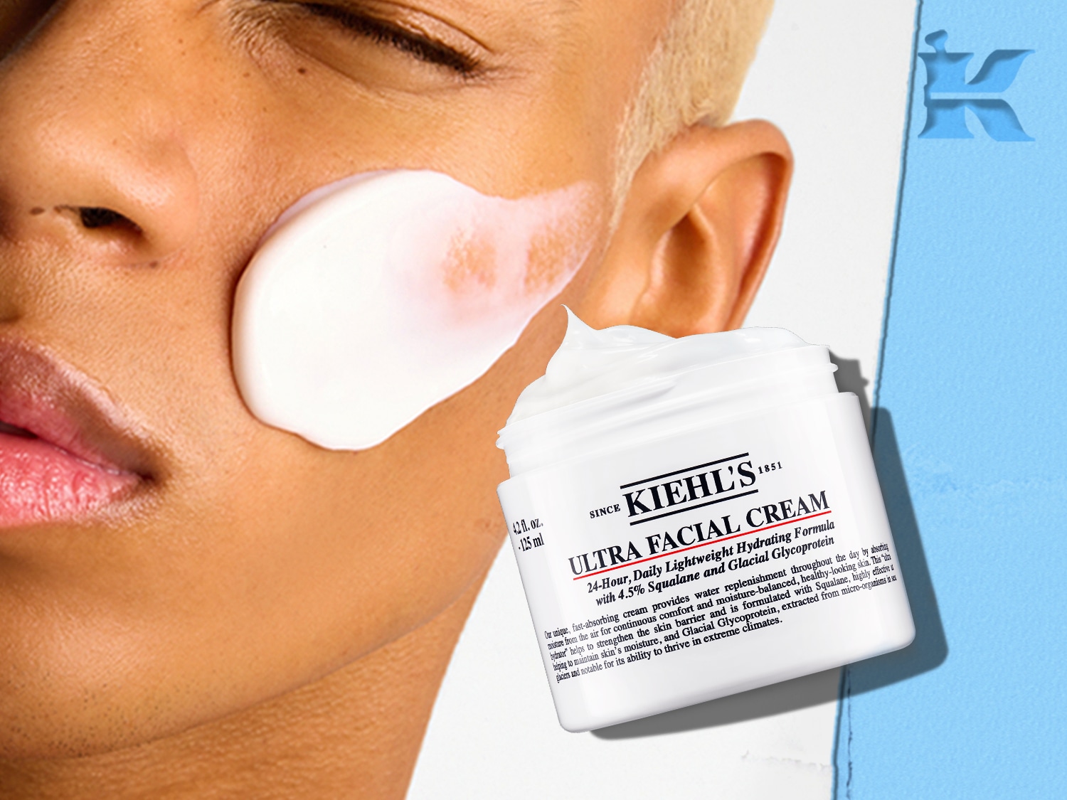 A Kiehl's Ultra Facial Cream egy fehér tégelyben, melynek 24 órás, könnyű hidratáló formulája 4,5% szkvalánt és gleccser glikoproteint tartalmaz, a bőrön pedig egy nagy adag krém látható.