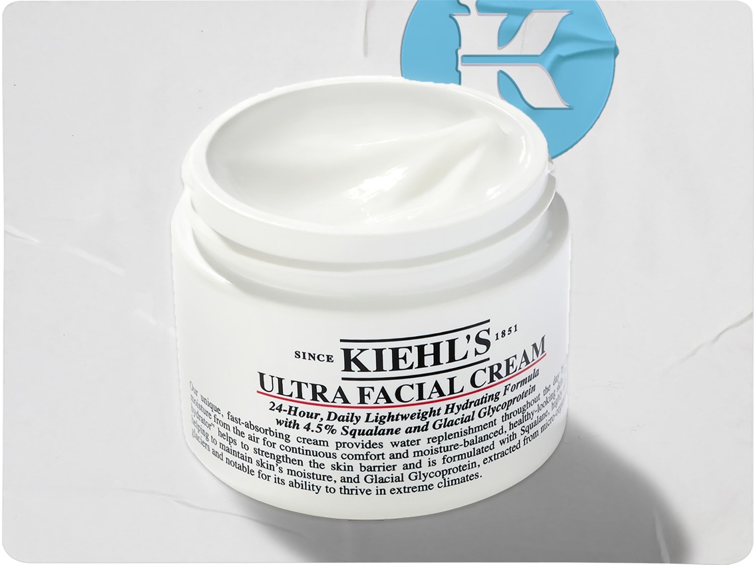 A Kiehl's Ultra Facial Cream egy fehér tégelyben, 4,5% szkvalánnal és glaciális glikoproteinnel, 24 órás hidratálást biztosít.